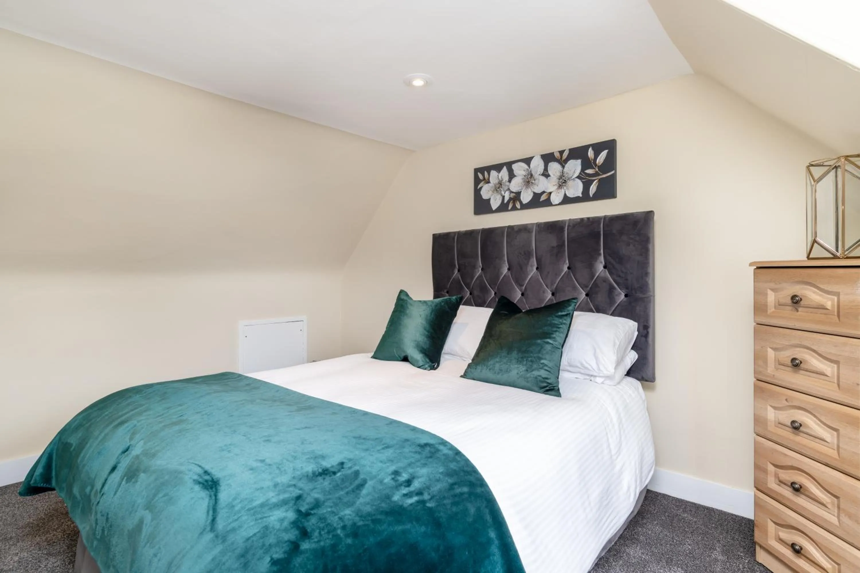 Bed in The Green Inn Rooms