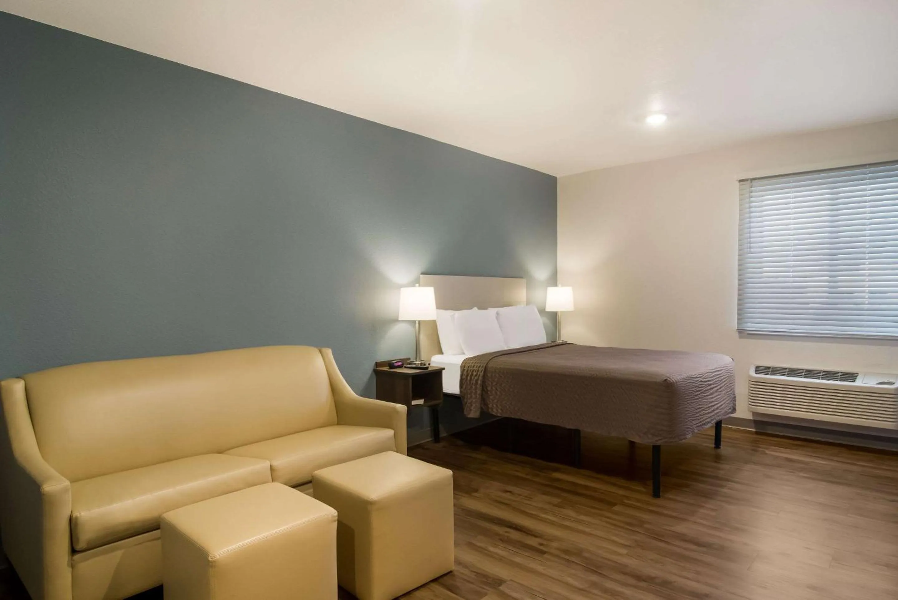 Bedroom, Bed in WoodSpring Suites Jacksonville - South