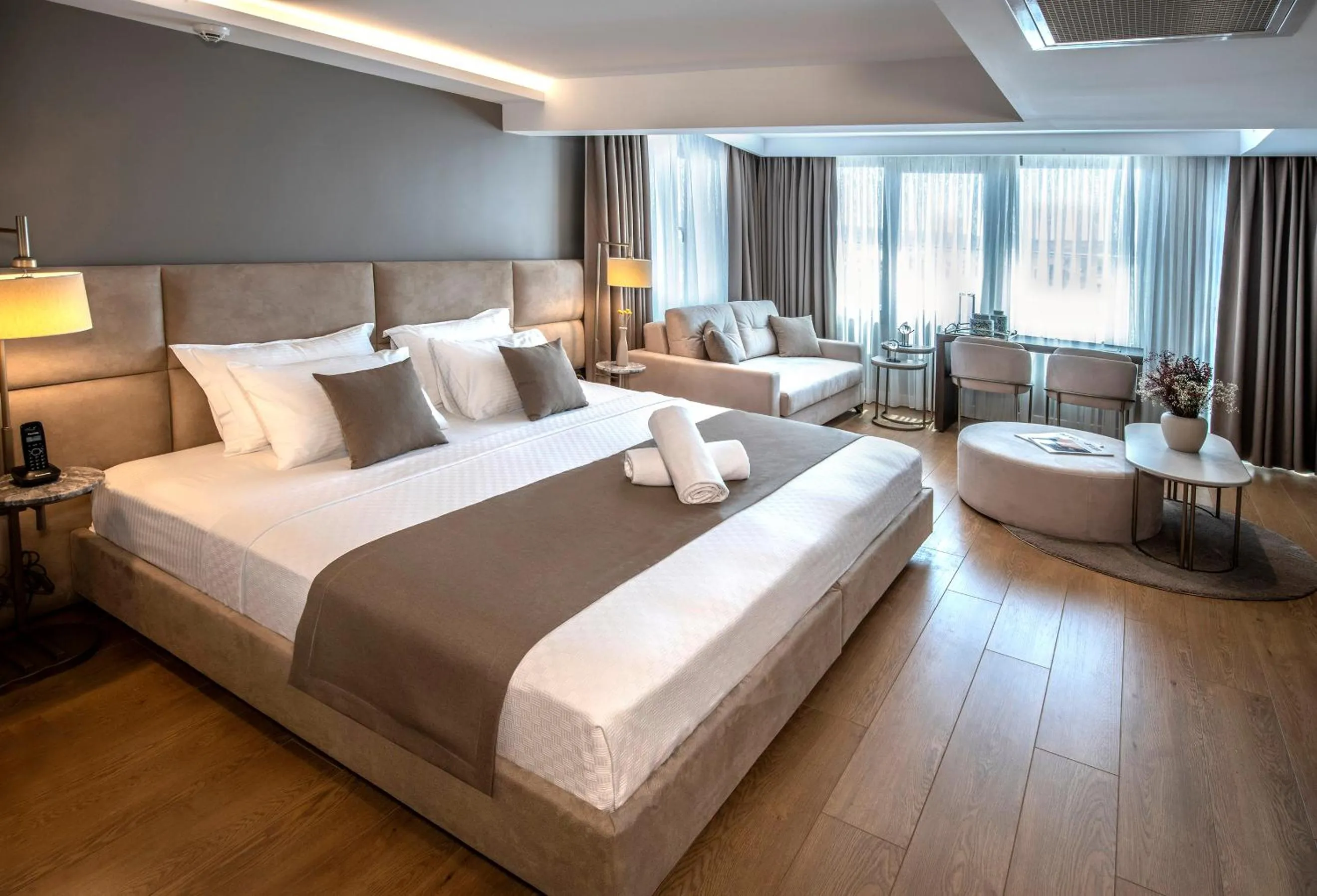 TV and multimedia, Bed in Valente Suites&Hotel