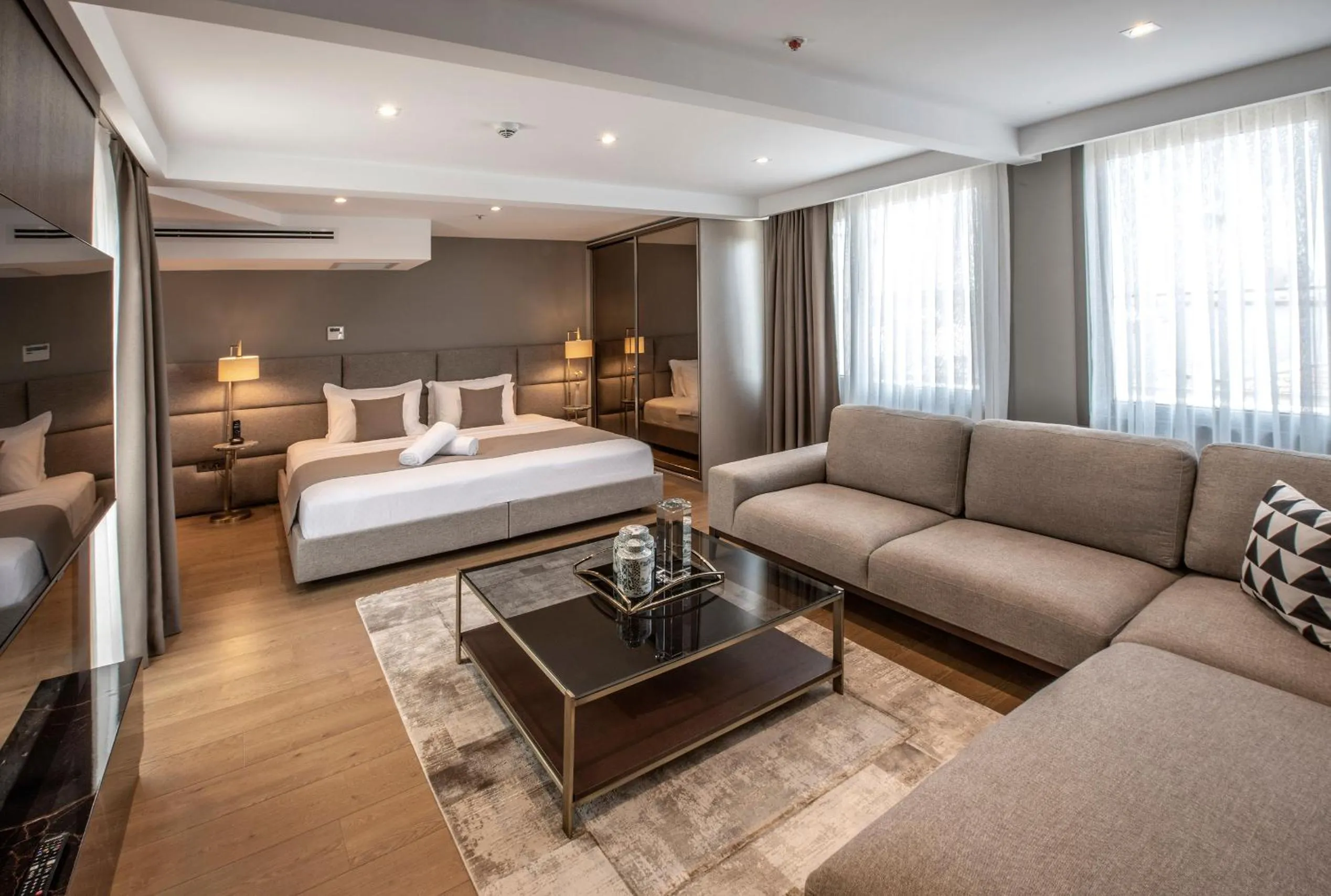 TV and multimedia, Bed in Valente Suites&Hotel