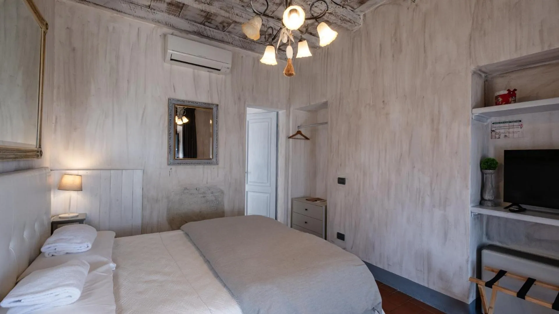 Bedroom, Bed in Il Castagnolo Country B&B