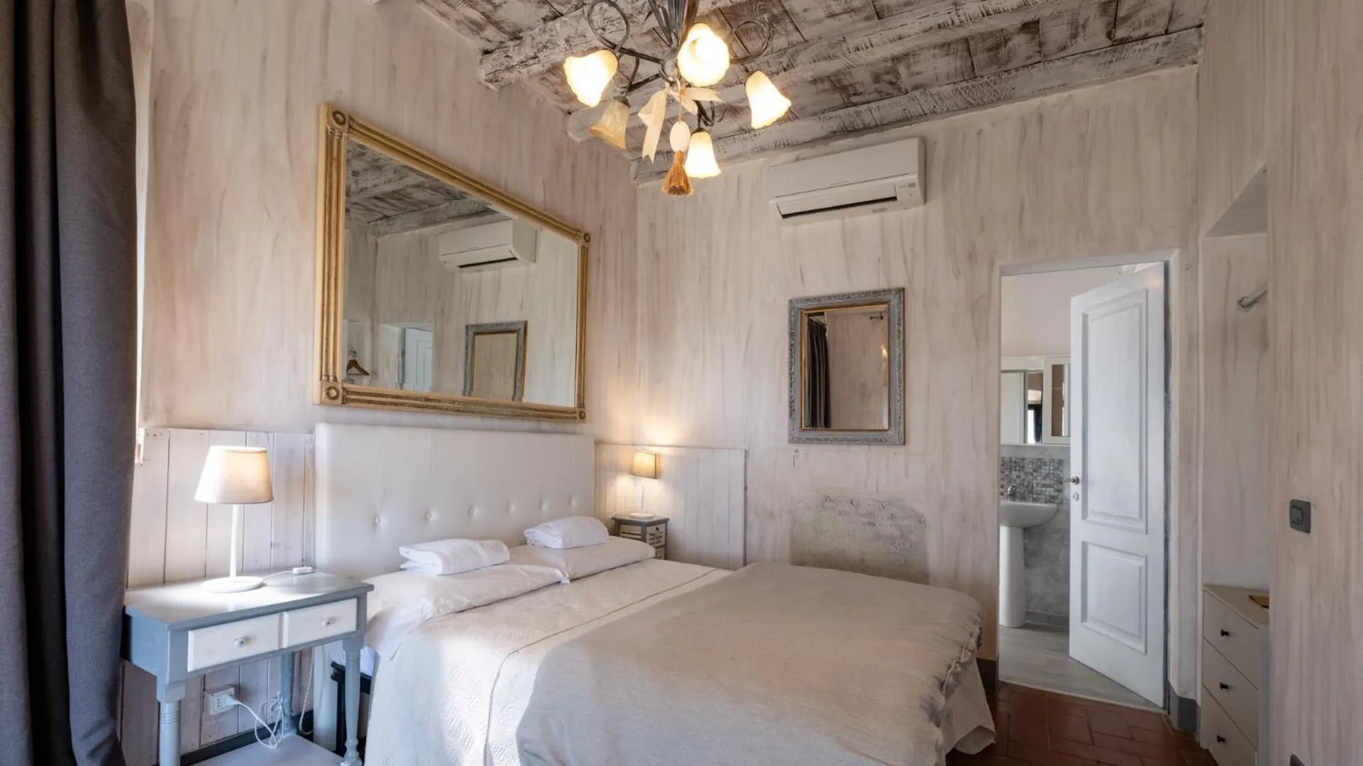 Bedroom, Bed in Il Castagnolo Country B&B