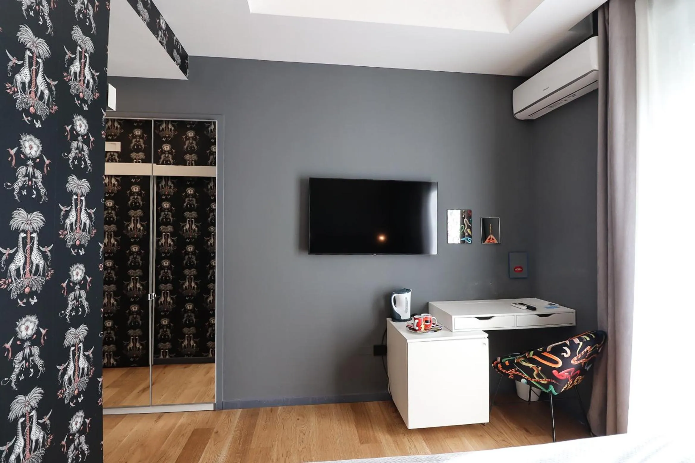 TV and multimedia in Aron Only Suites Bed and Breakfast