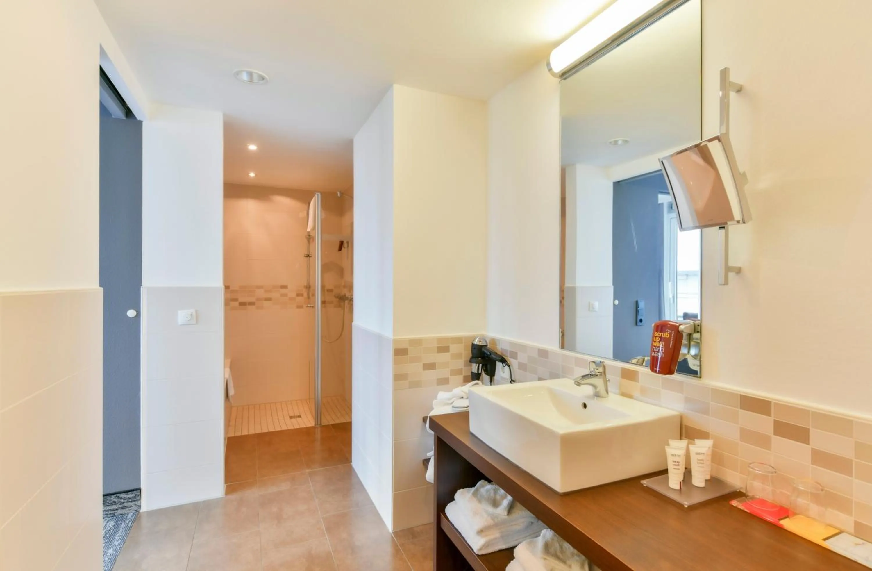 Toilet, Bed in Best Western Plus Hotel Papenburg