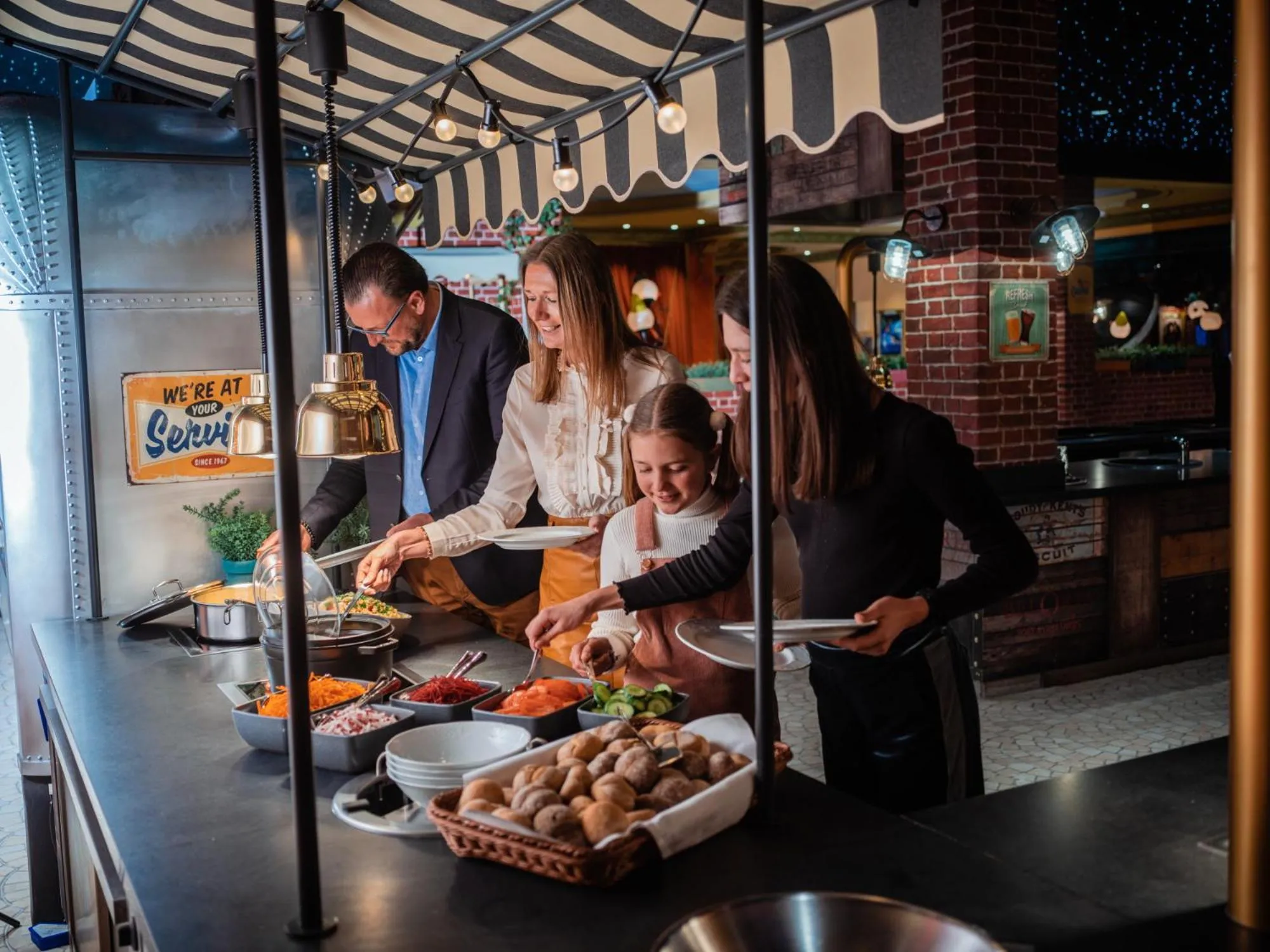 Restaurant/places to eat in Theater Hotel