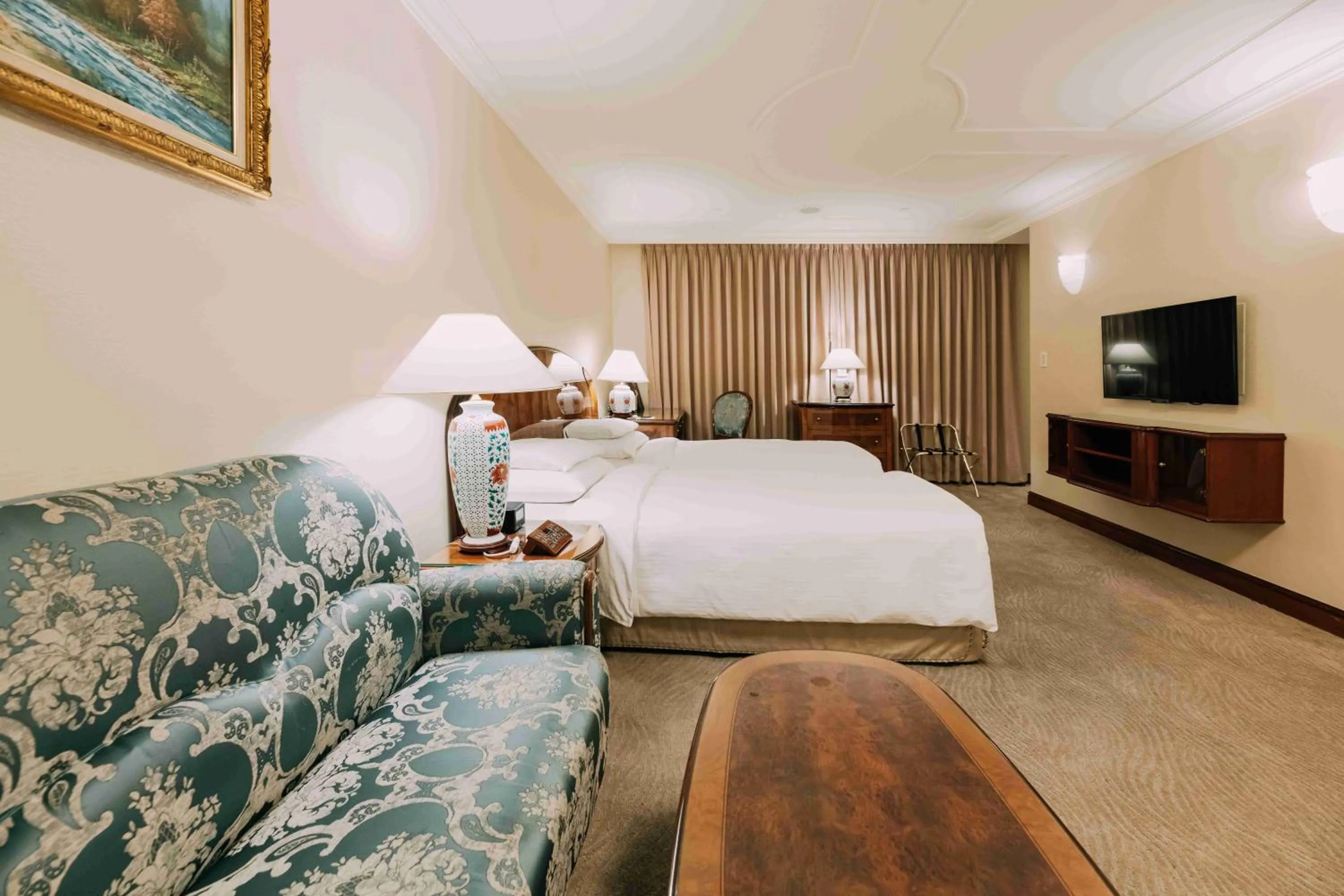 Bed in Evergreen Laurel Hotel Taipei