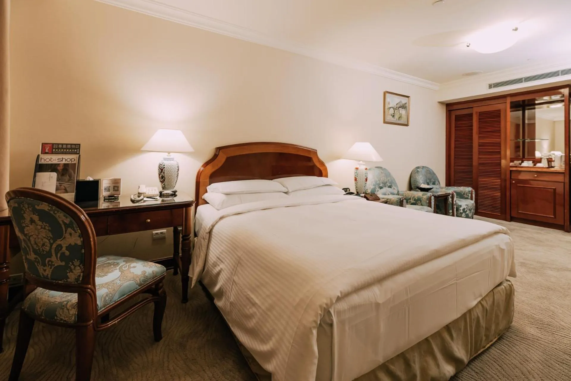 Bed in Evergreen Laurel Hotel Taipei