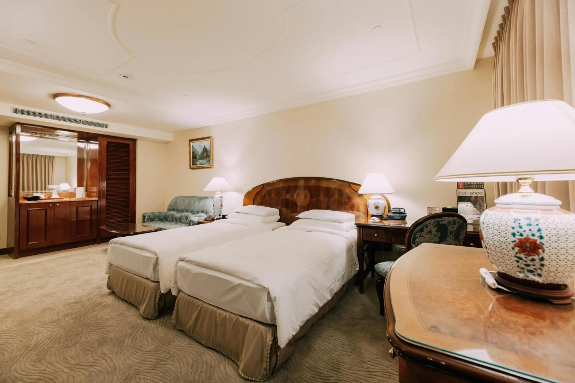 Bed in Evergreen Laurel Hotel Taipei