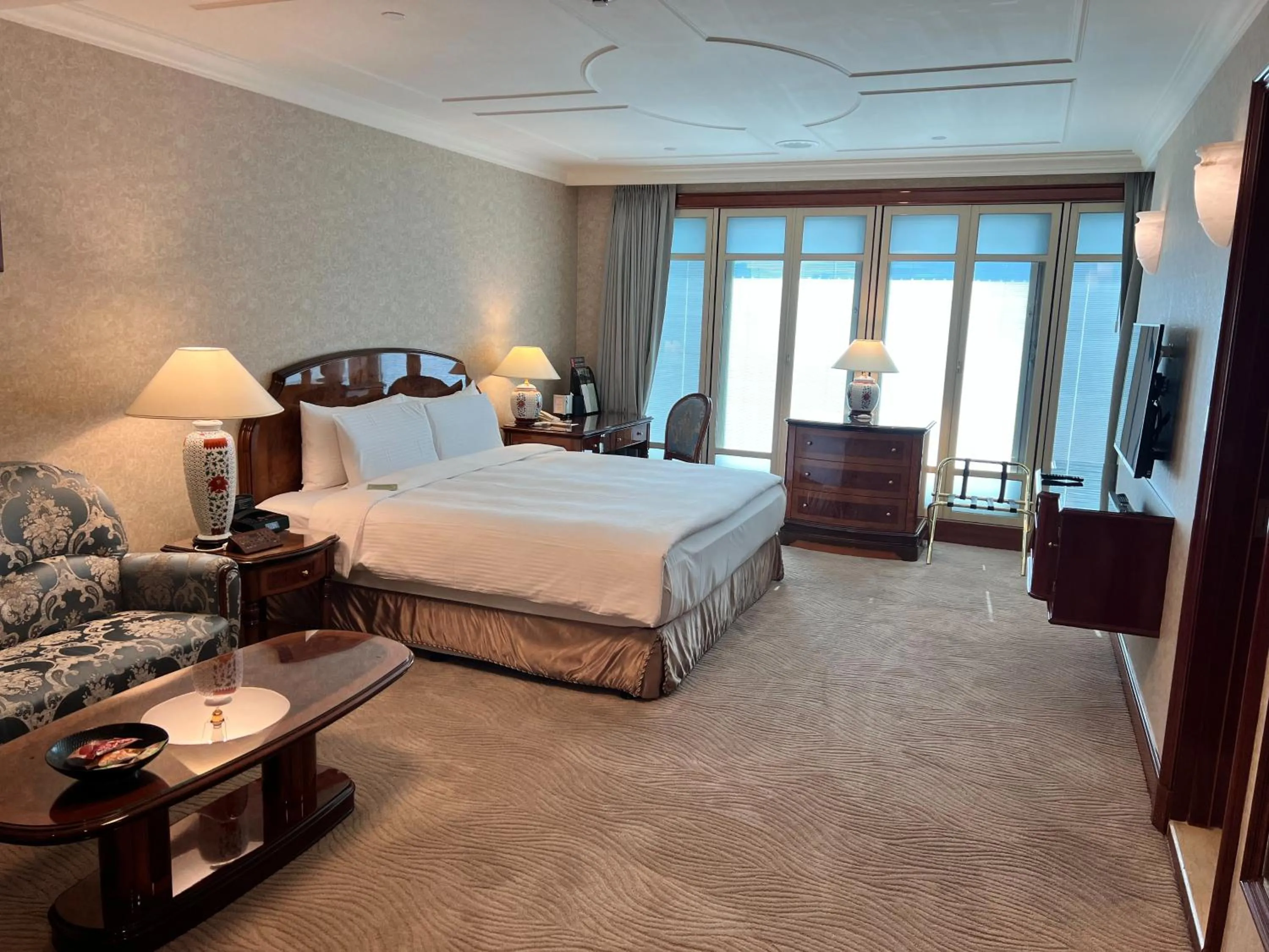 Bed in Evergreen Laurel Hotel Taipei