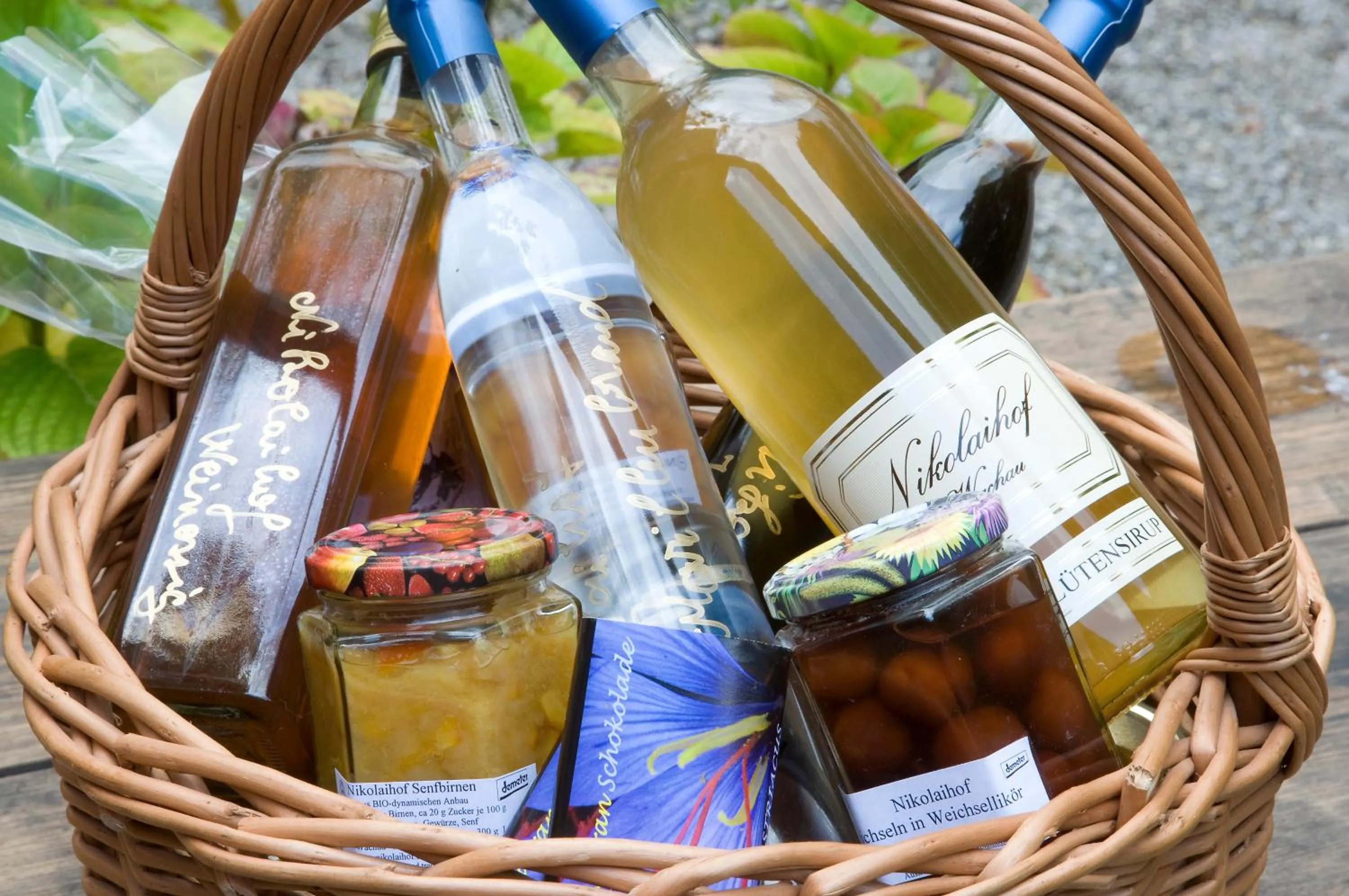 Food and drinks in ad vineas Gästehaus Nikolaihof-Hotel Garni