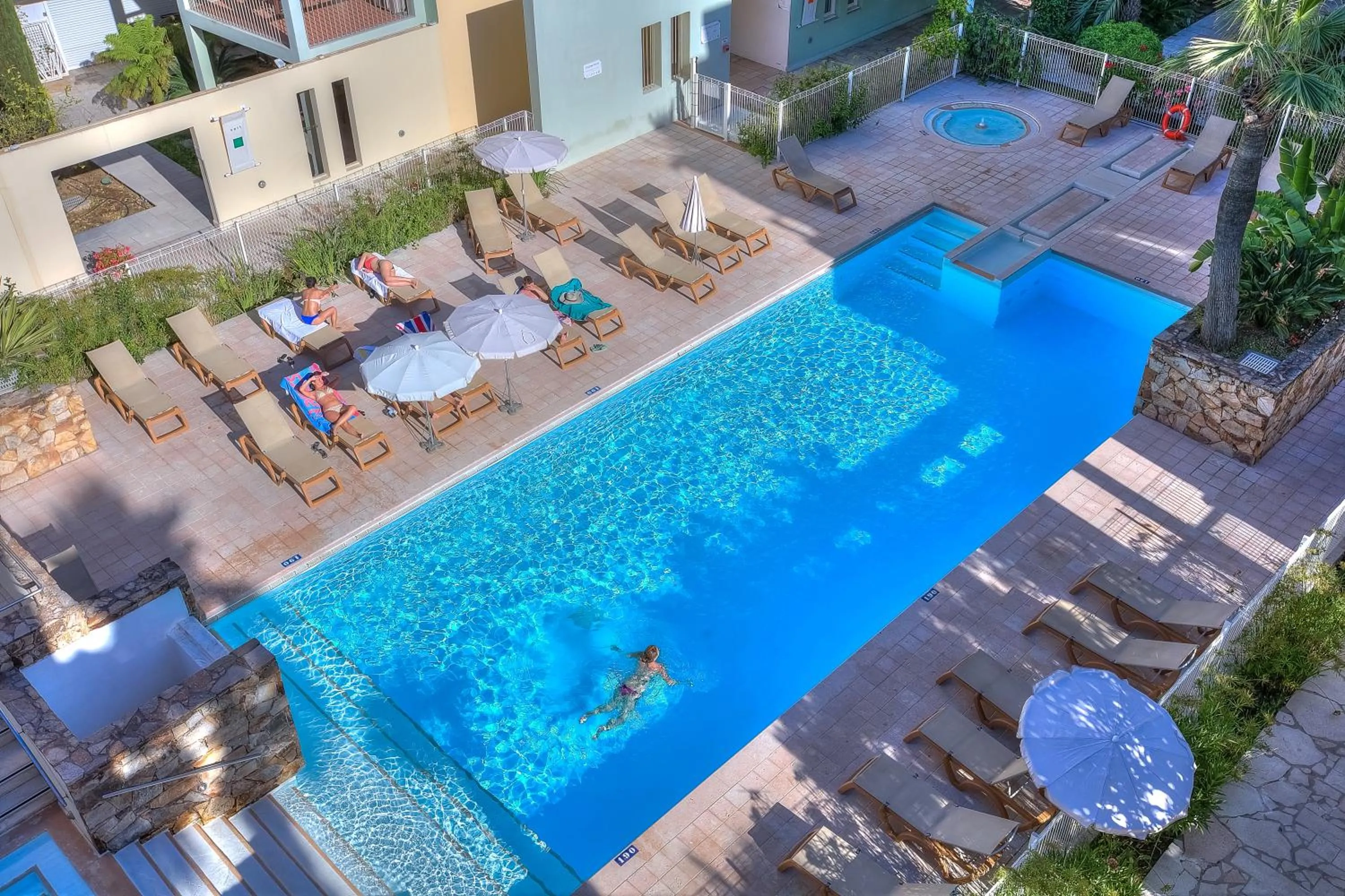 Swimming pool in Appartement Port Prestige - terrasse - piscine - parking