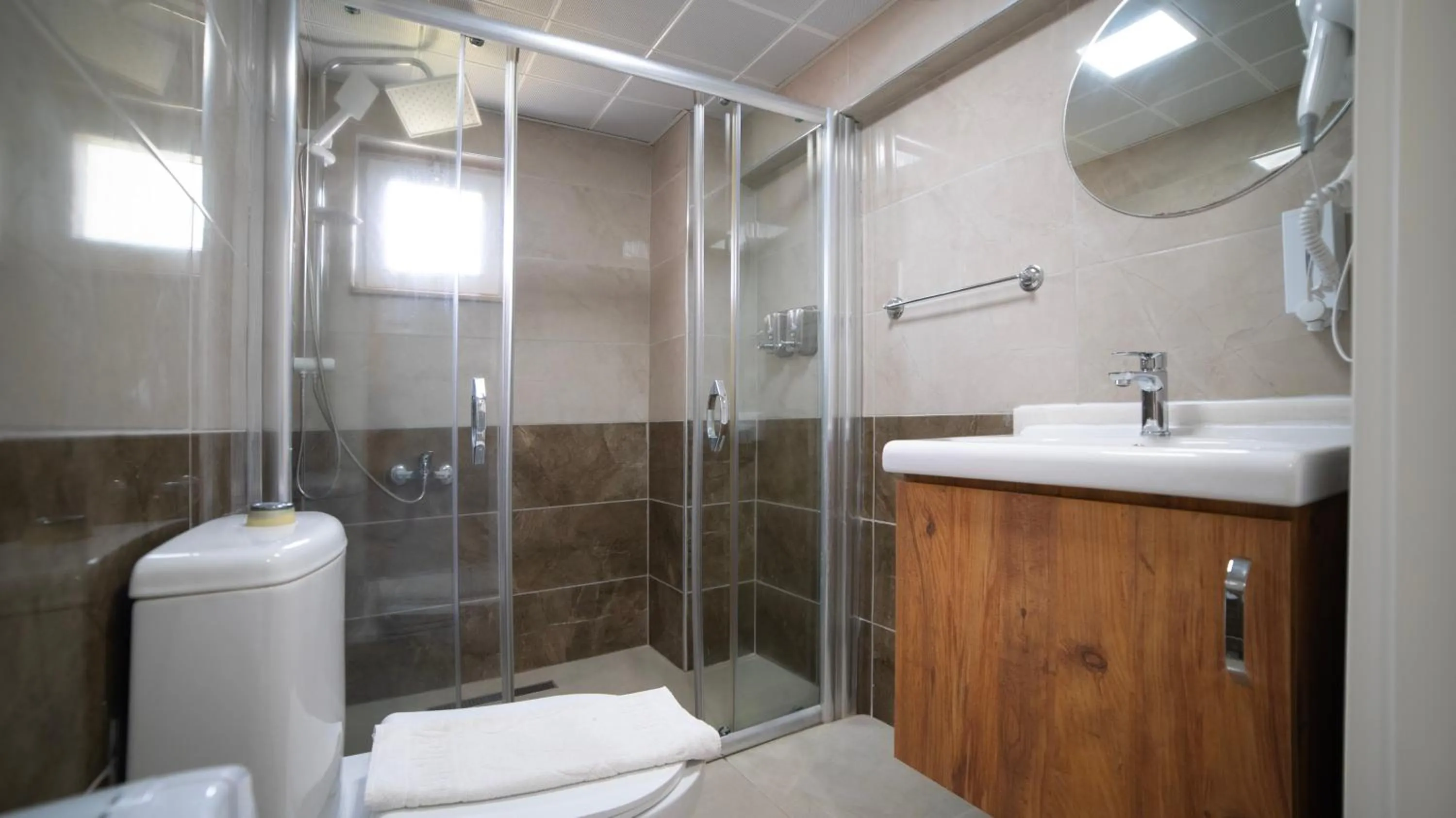 Shower in La Cactus Boutique Hotel