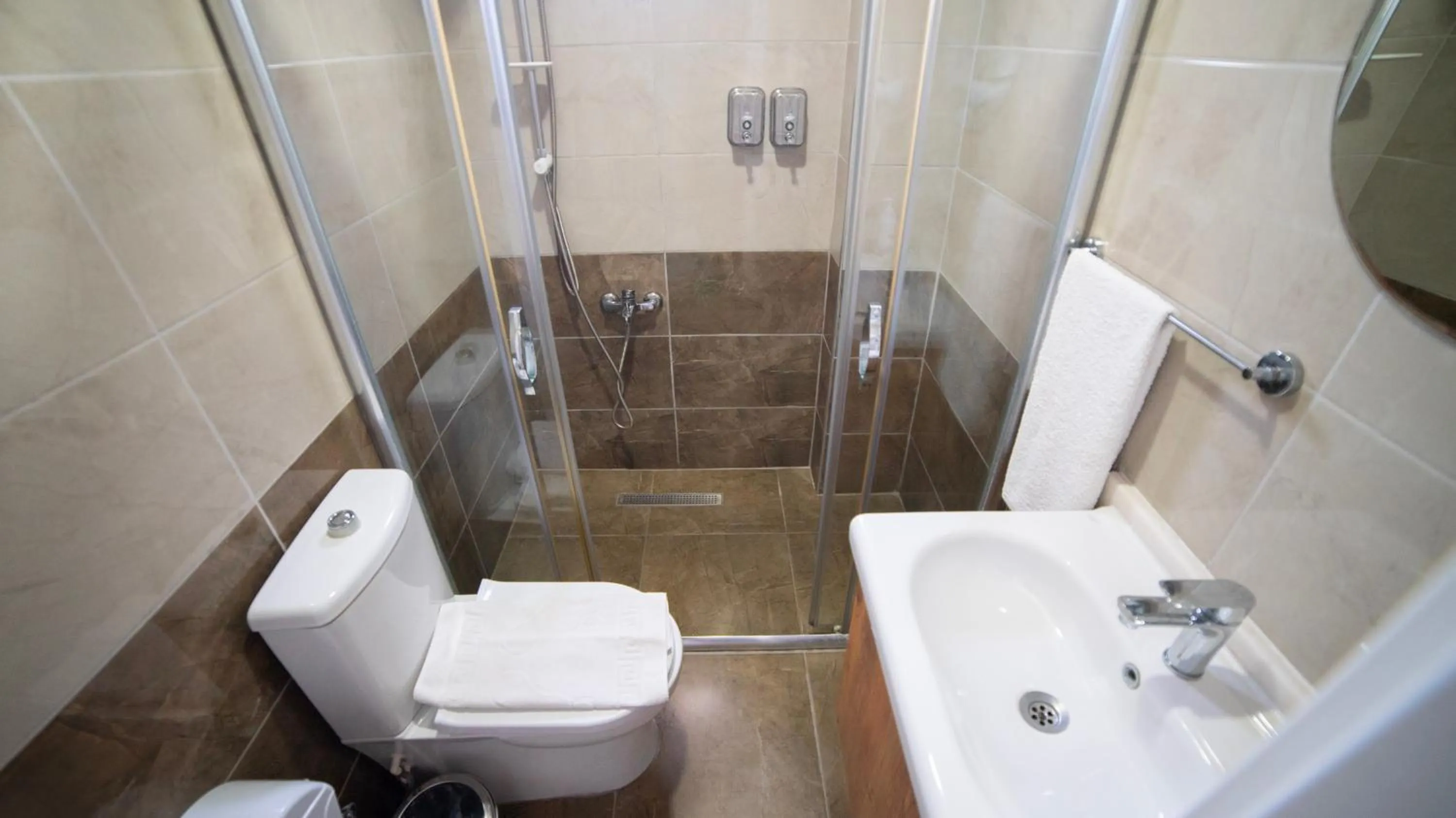 Shower in La Cactus Boutique Hotel