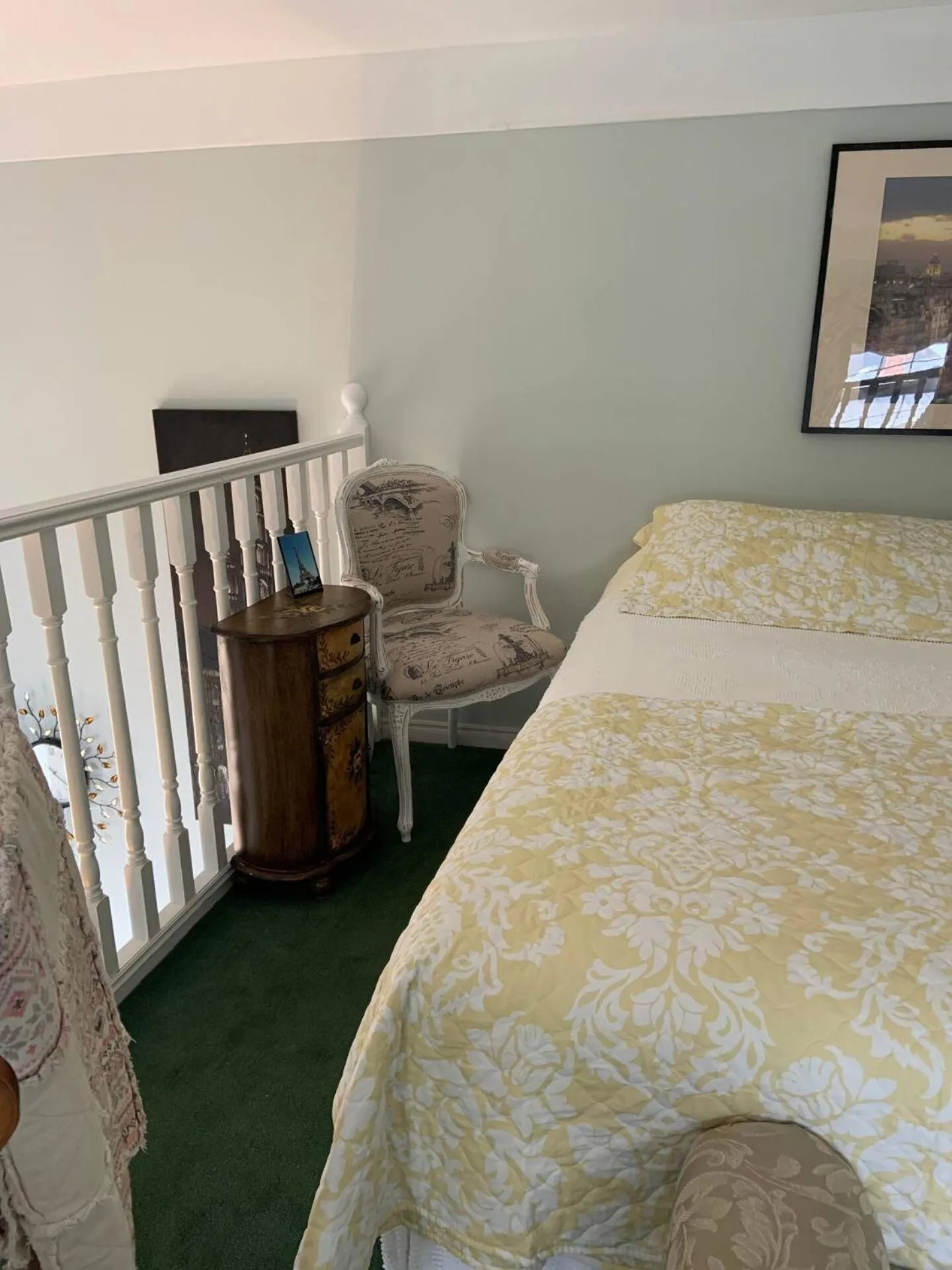 Bed in The Jypsy Inn Chambre Damour Bracebridge