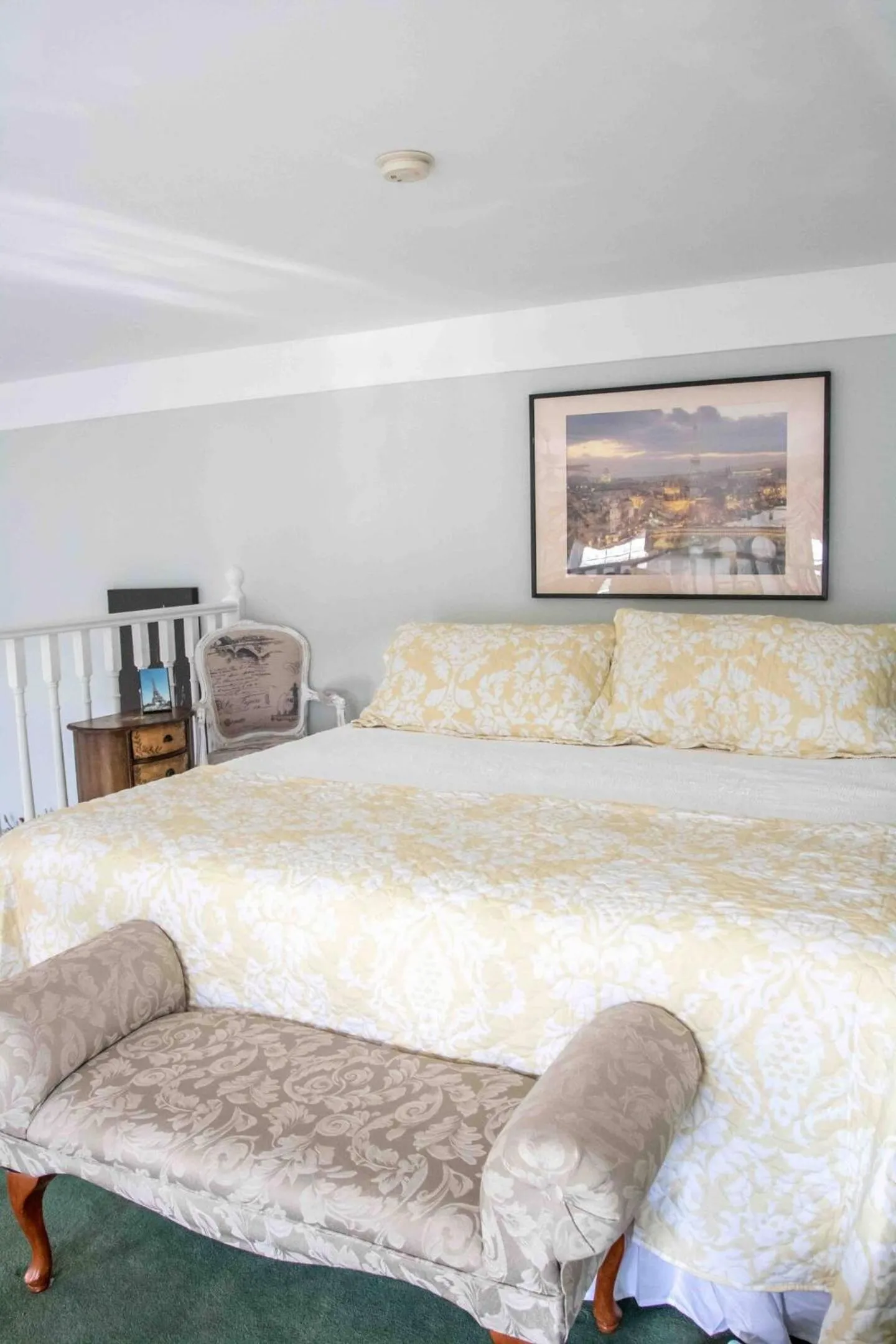 Bed in The Jypsy Inn Chambre Damour Bracebridge