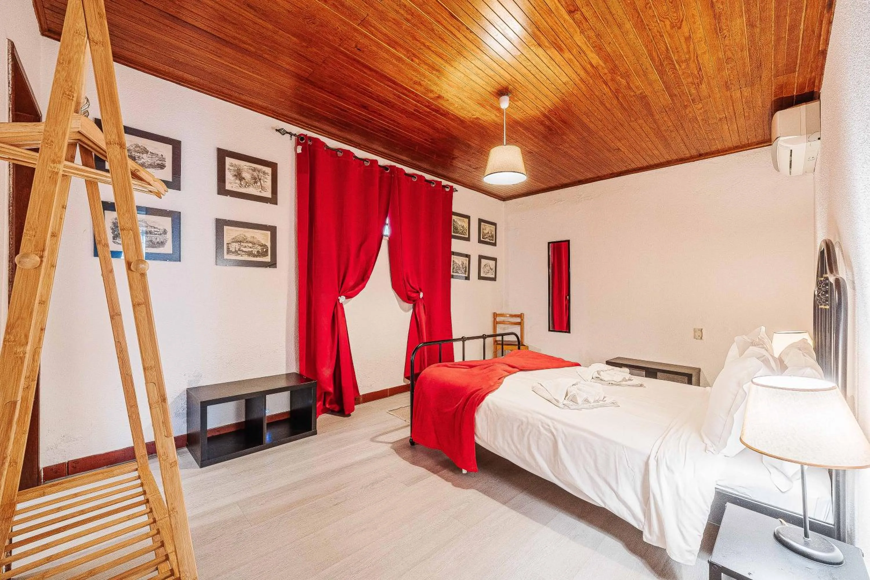 Bedroom, Bed in Casas da Biquinha