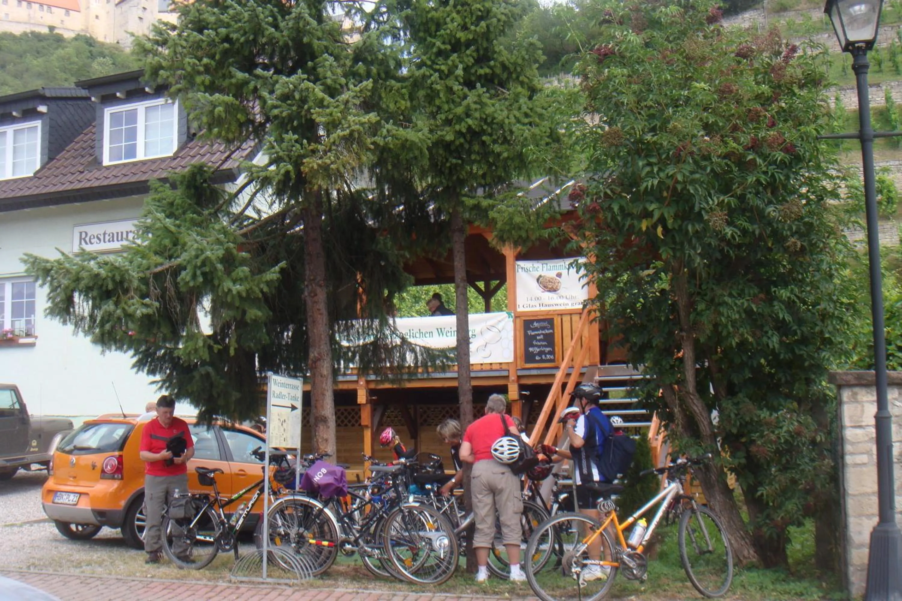 group of guests in Landhotel Weingut Schulze