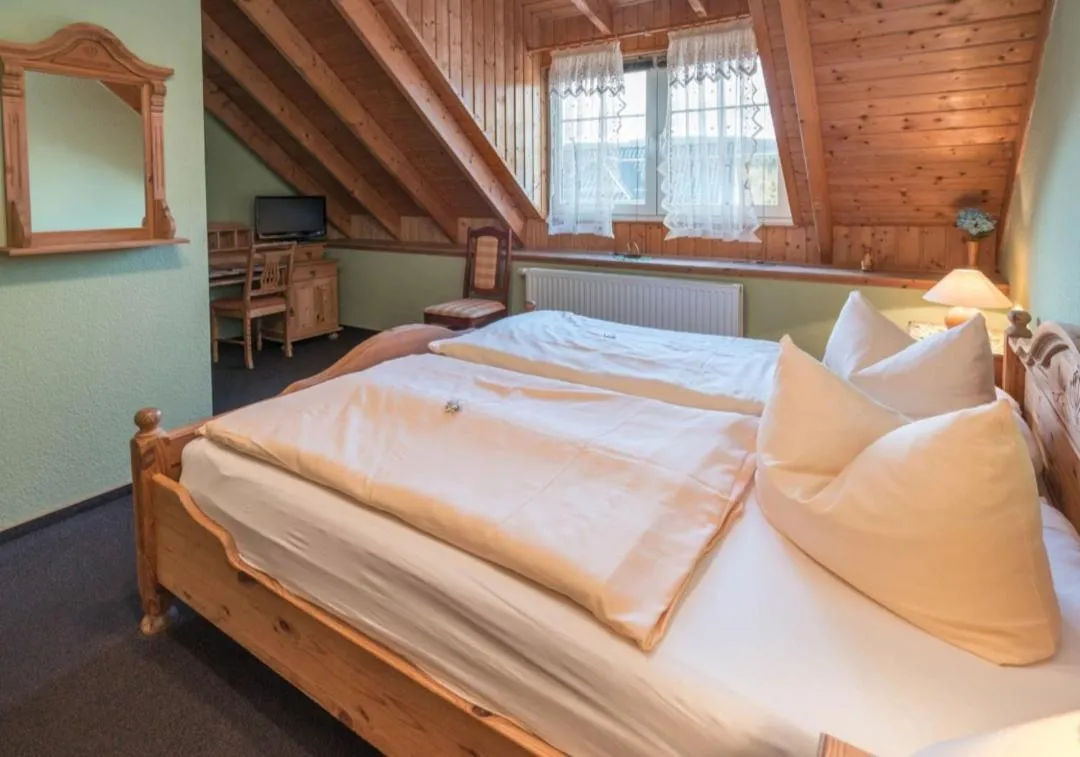 Photo of the whole room, Bed in Landhotel Weingut Schulze