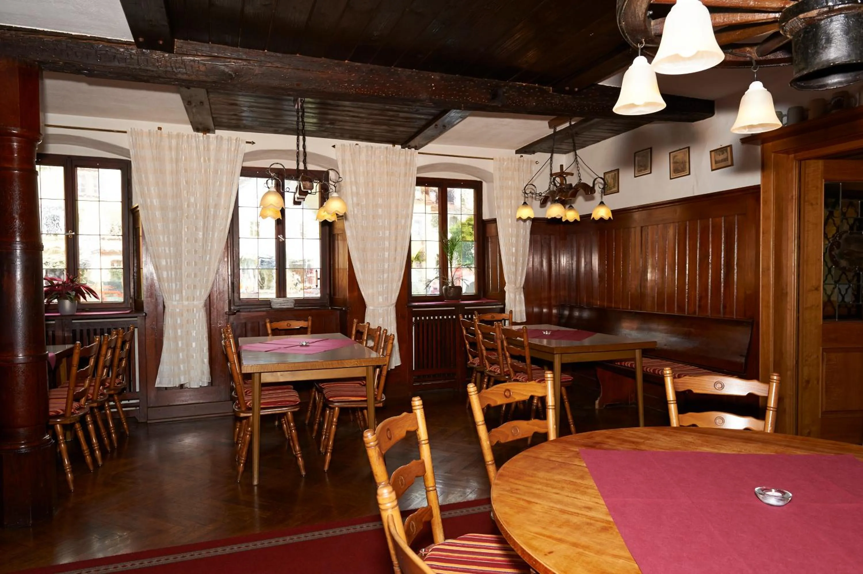 Restaurant/places to eat in Hotel Walfisch