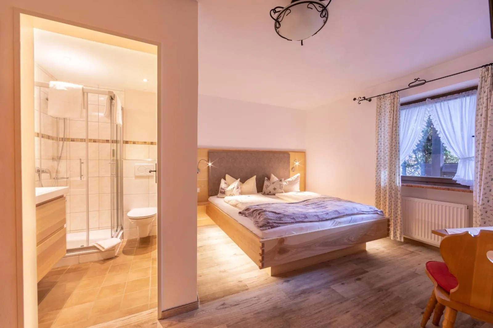 Bathroom, Bed in Alpenhotel Bergzauber