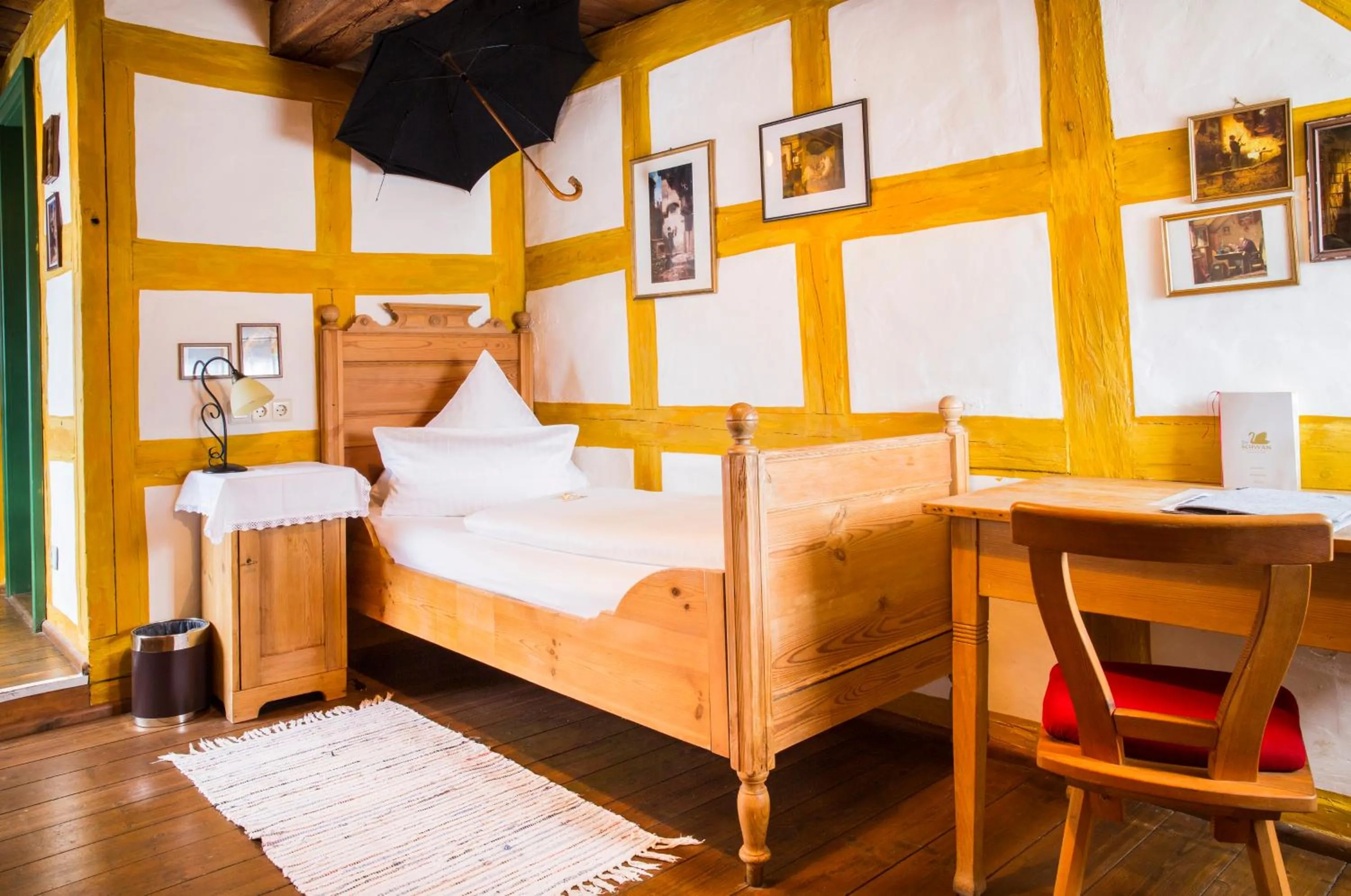 Bed in DER SCHWAN Hotel & Restaurant