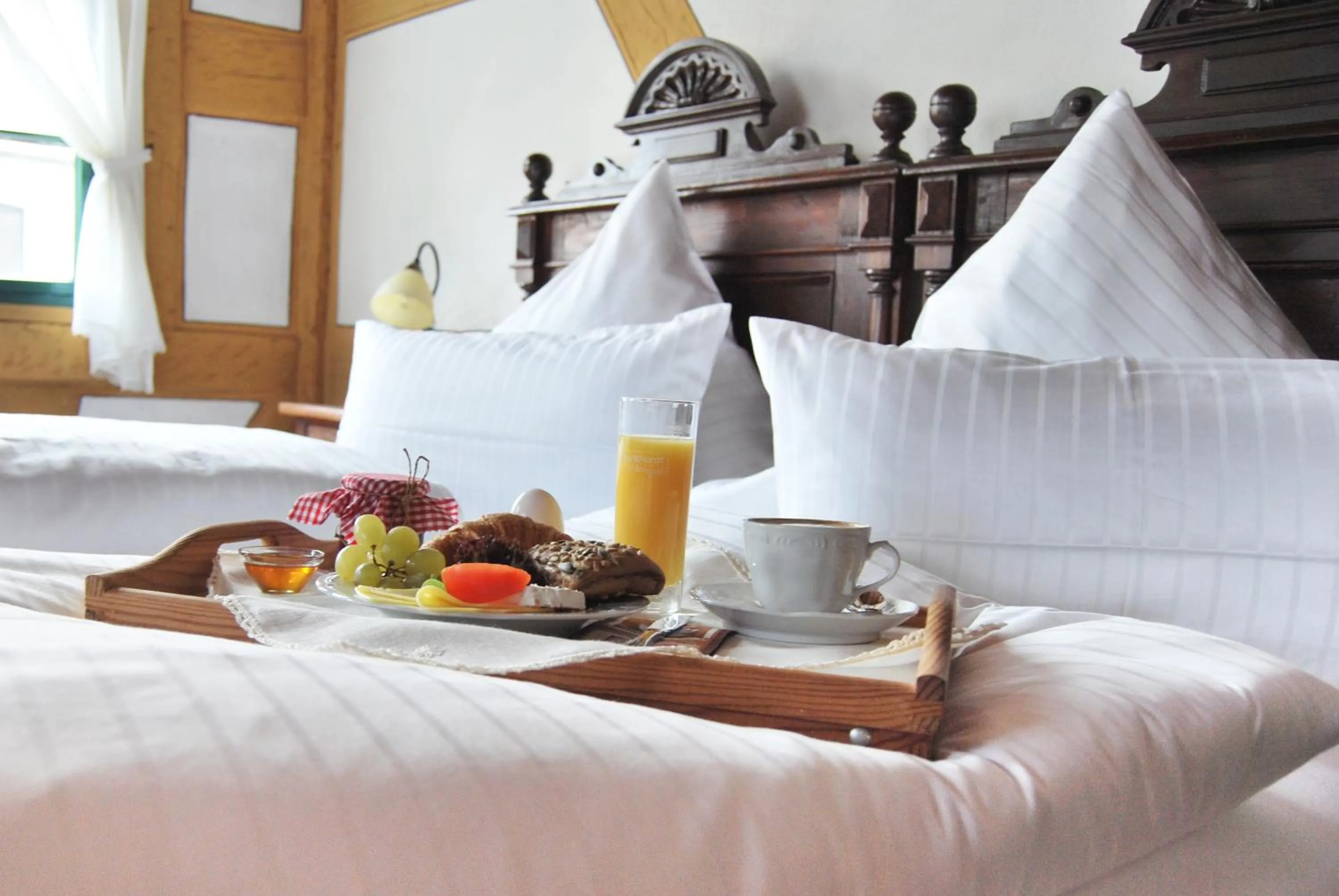 Food and drinks, Bed in DER SCHWAN Hotel & Restaurant