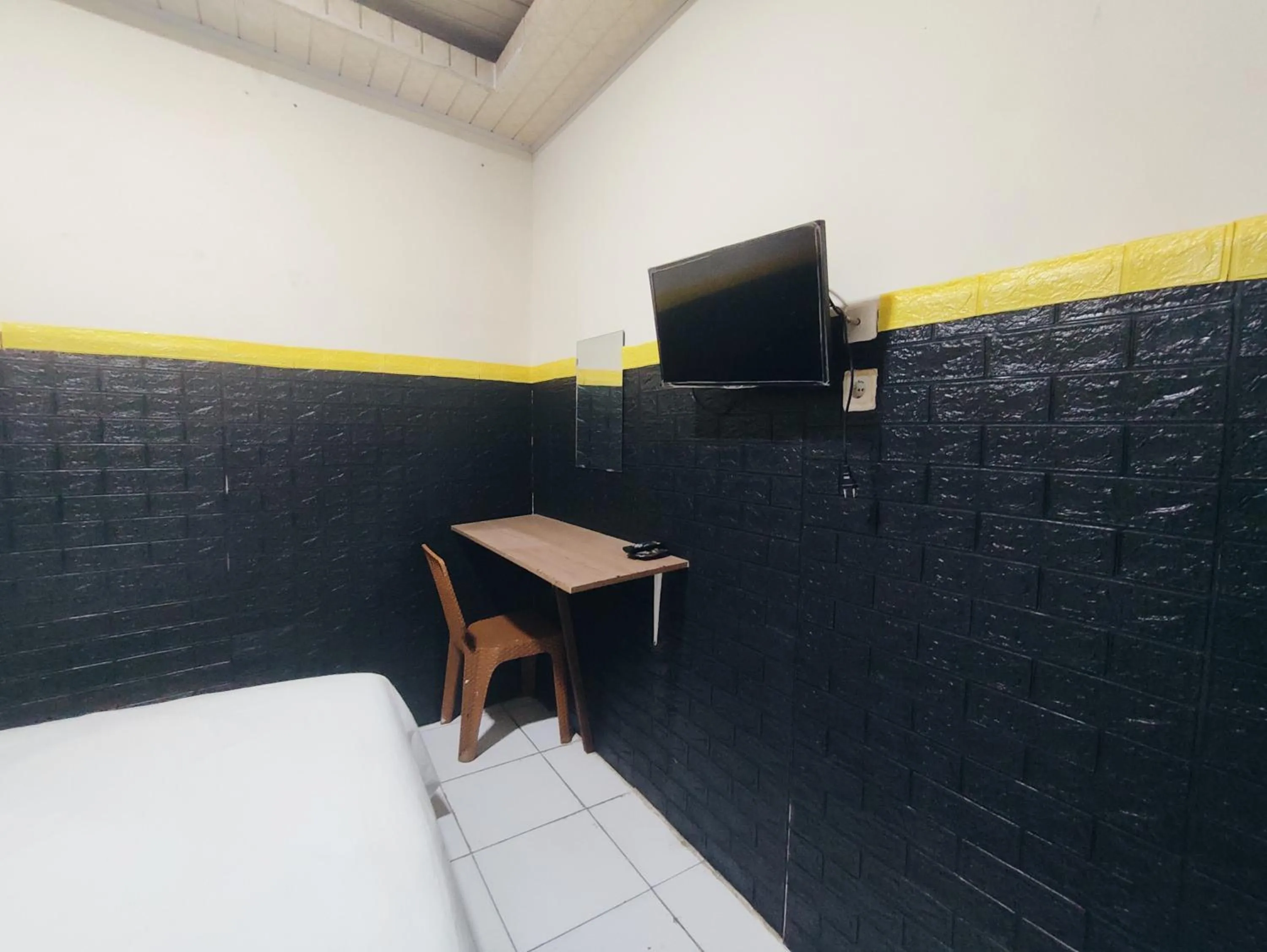 Communal lounge/ TV room, Bed in Superstar Residence Tomohon Redpartner