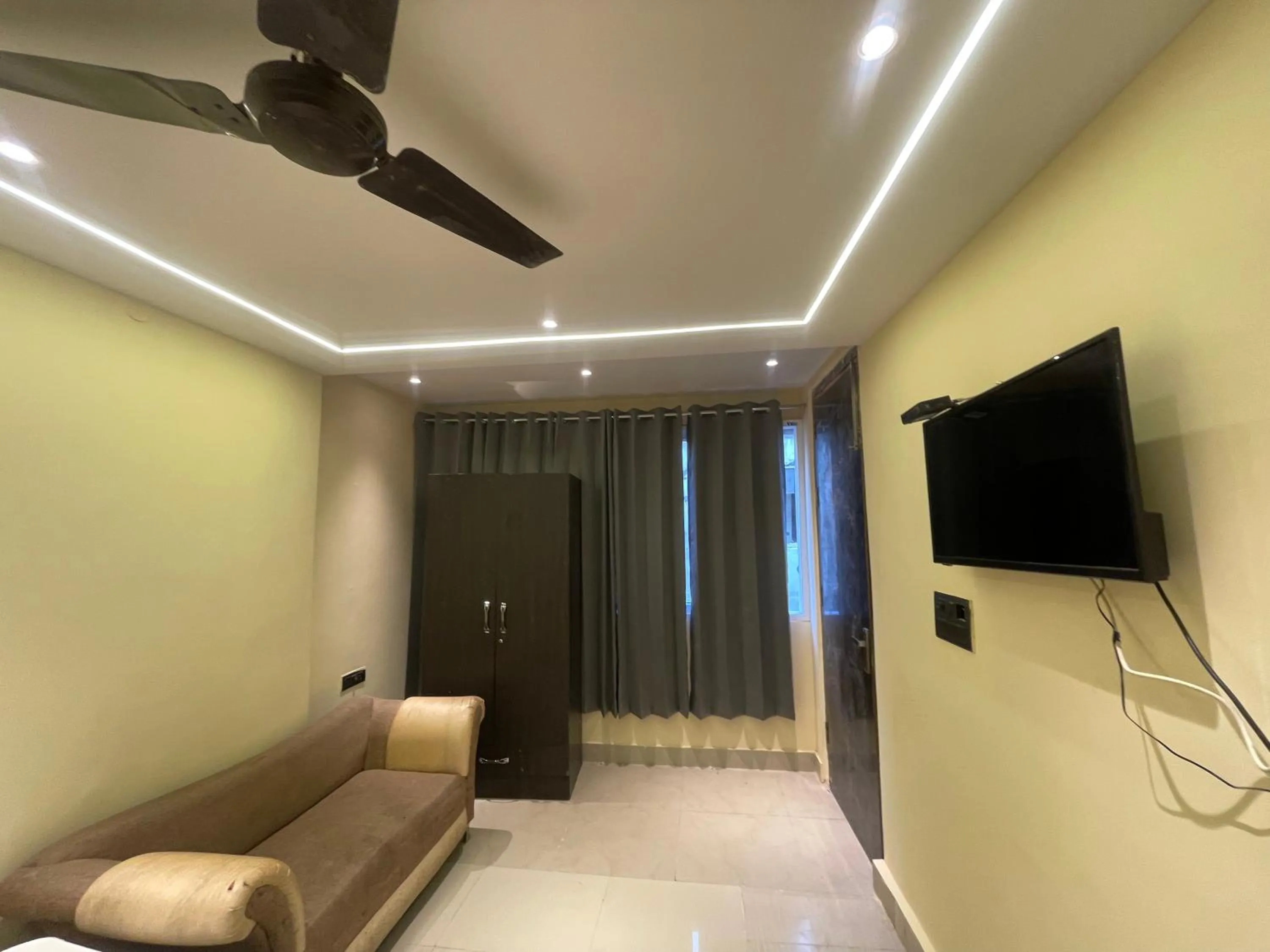 Bed, TV/Entertainment Center in Hotel Himgiri