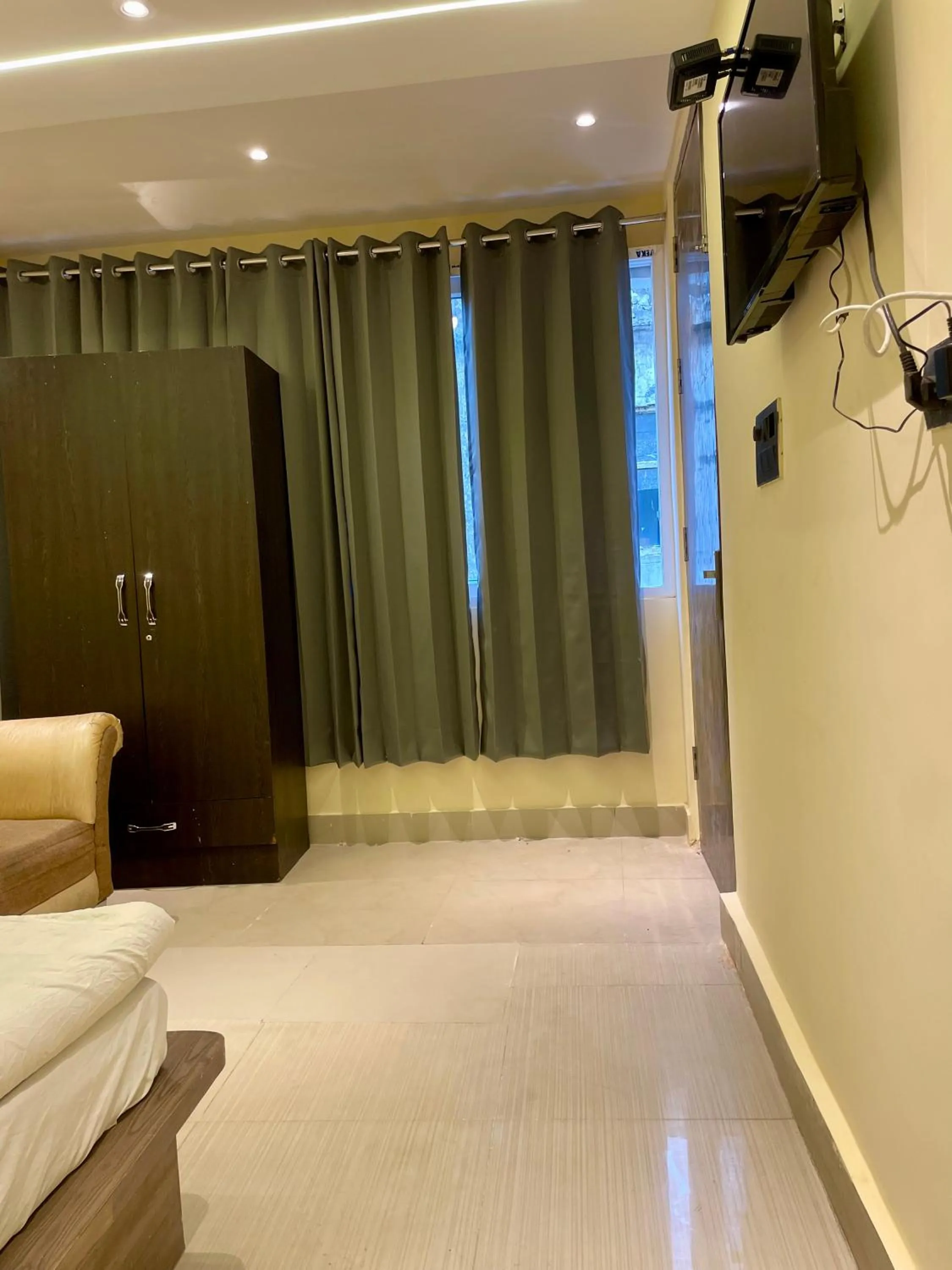 Bedroom, TV/Entertainment Center in Hotel Himgiri