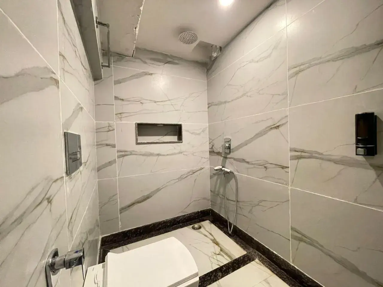 Bedroom, Bathroom in Hotel Himgiri Bedroom, Bathroom in Hotel Himgiri