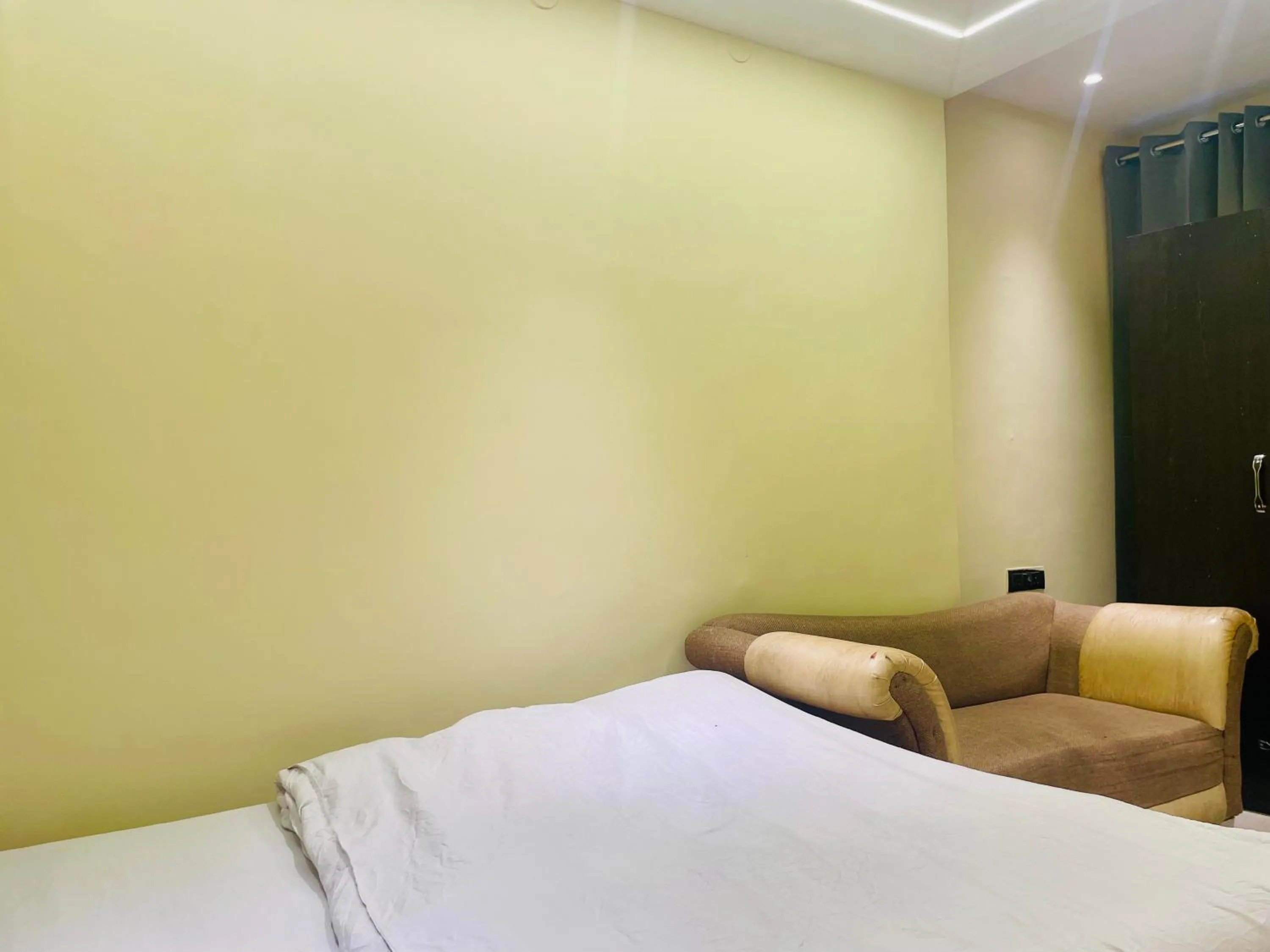 Bedroom in Hotel Himgiri