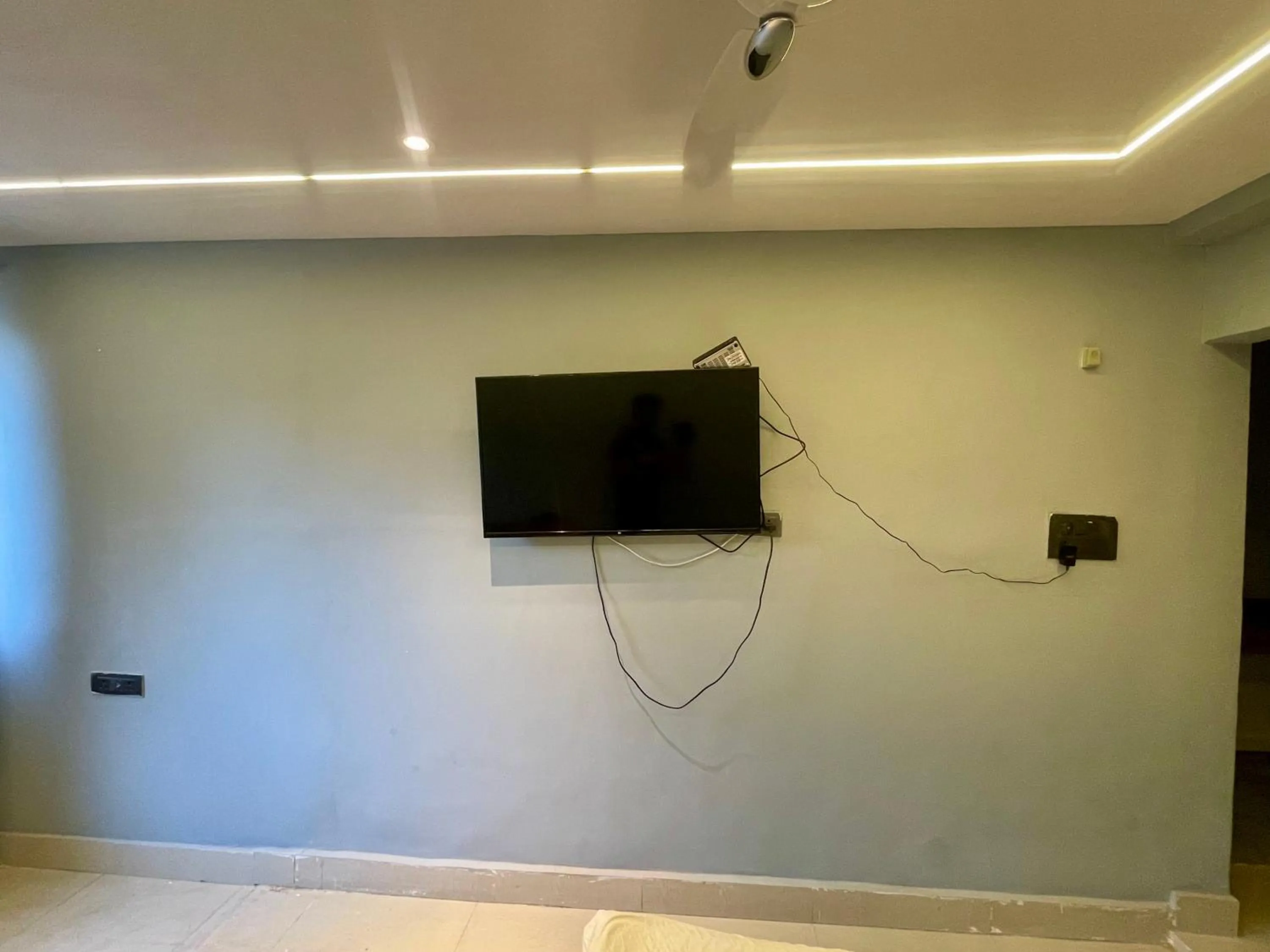 Bedroom, TV/Entertainment Center in Hotel Himgiri