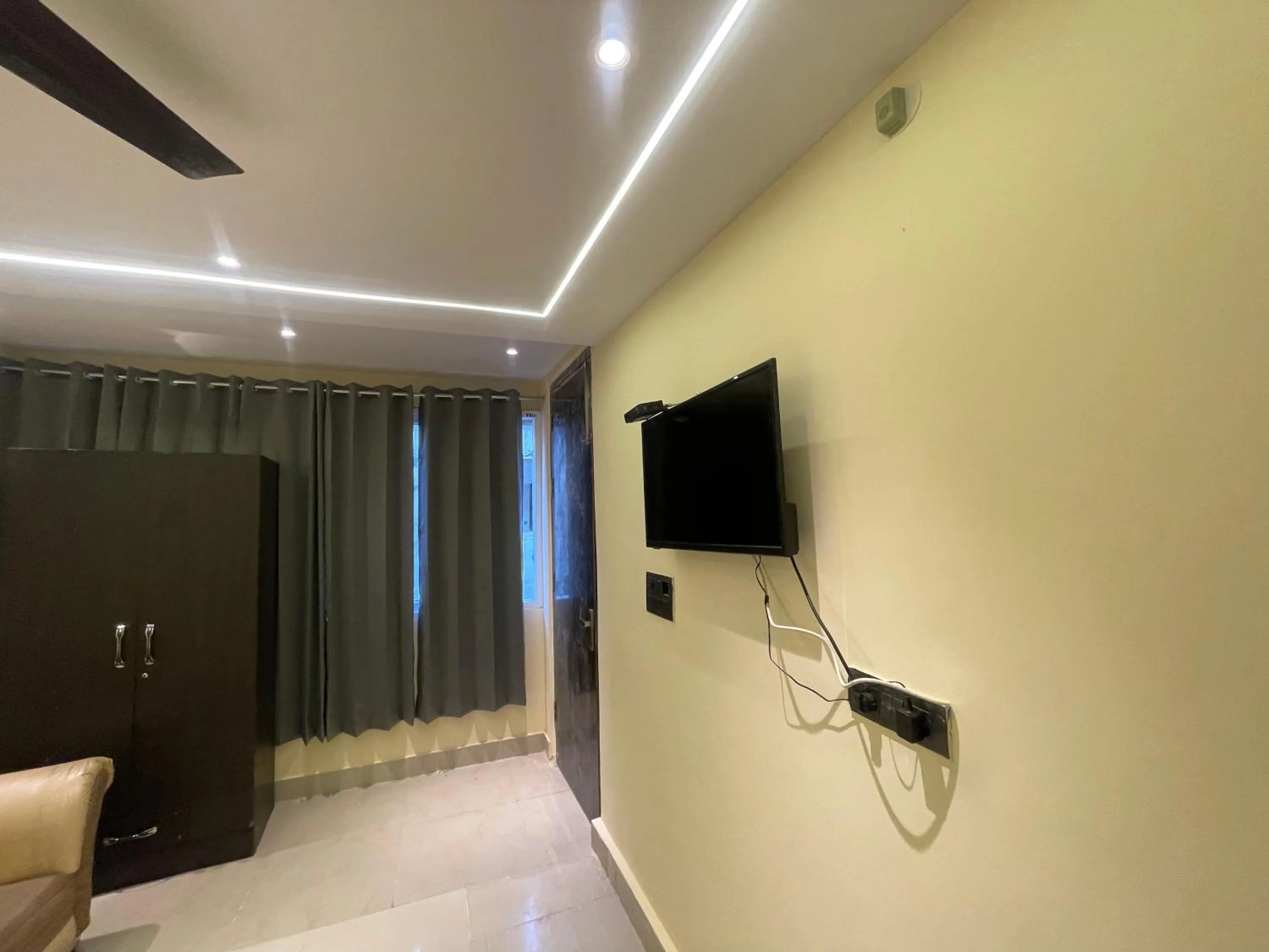 Bedroom, TV/Entertainment Center in Hotel Himgiri