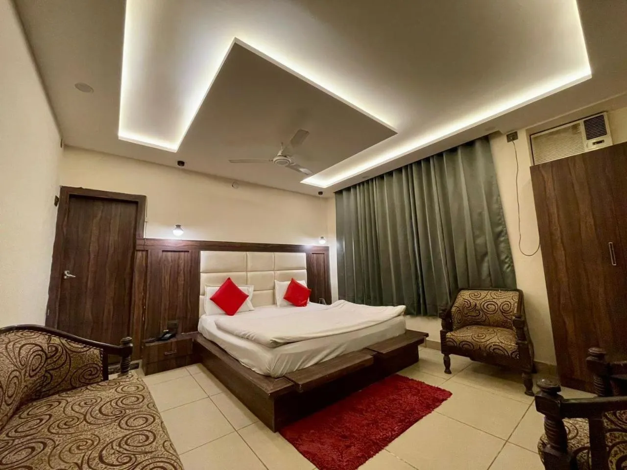 Bed in Hotel Himgiri