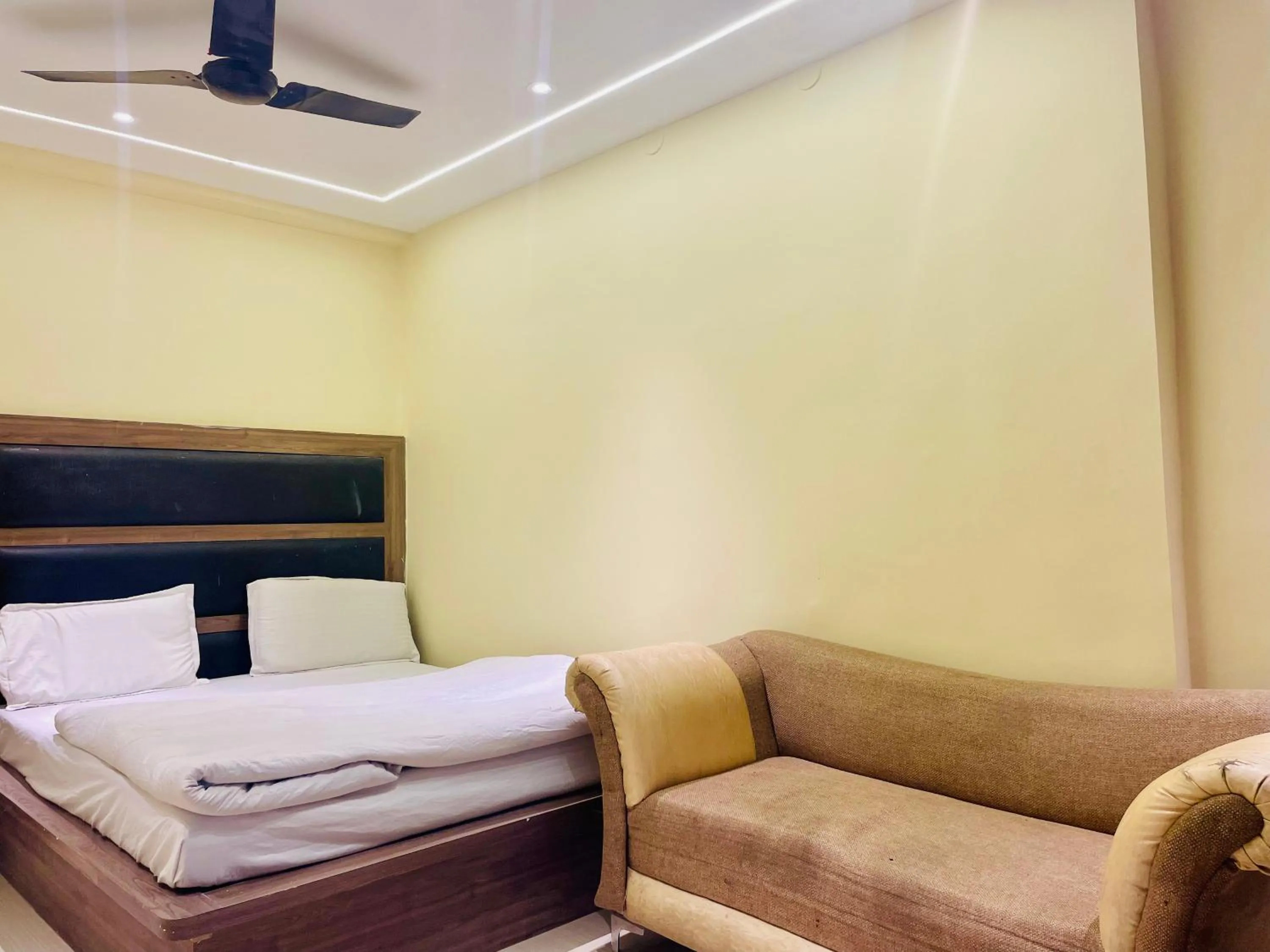 Bedroom in Hotel Himgiri