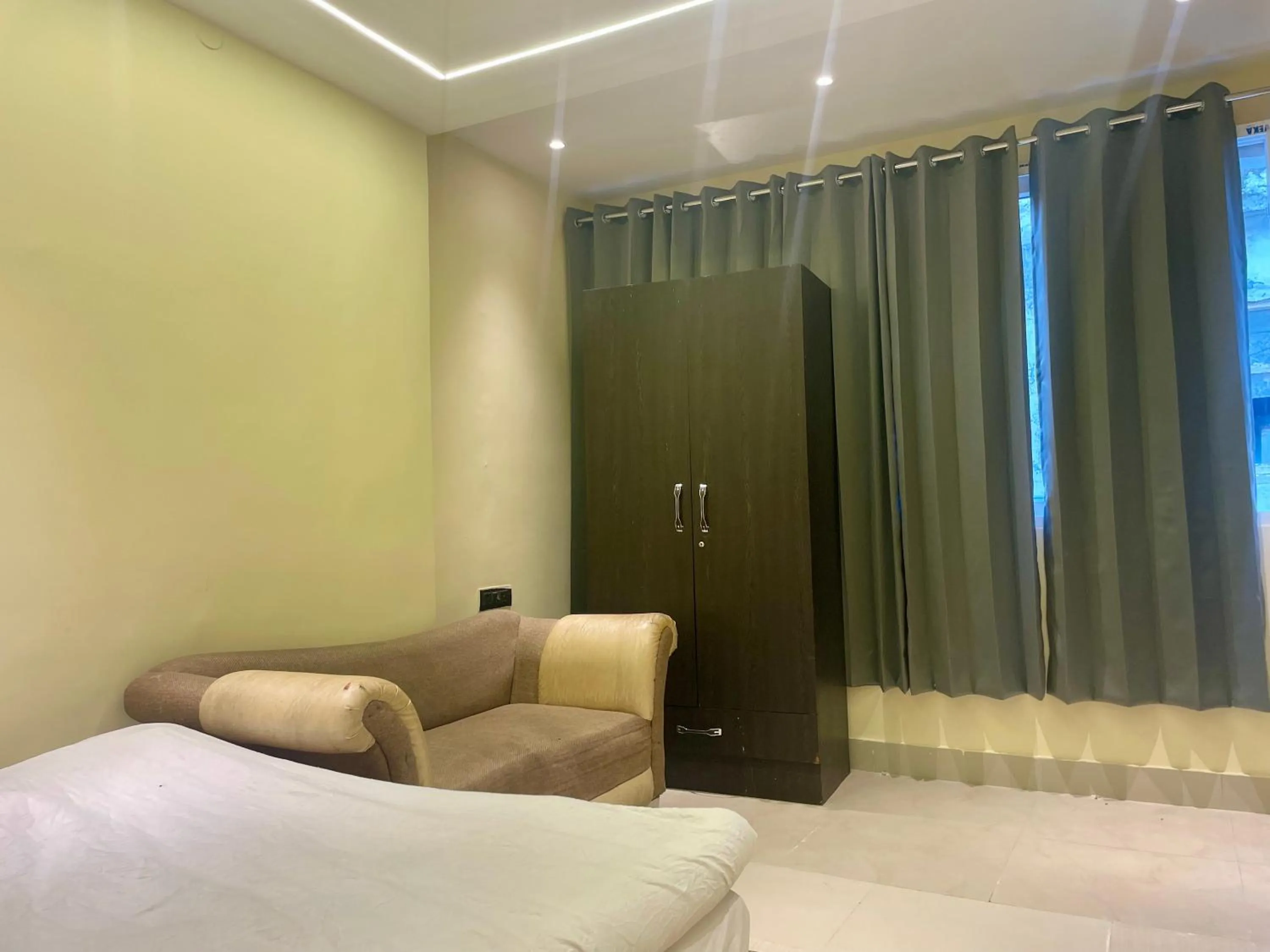 Bedroom in Hotel Himgiri