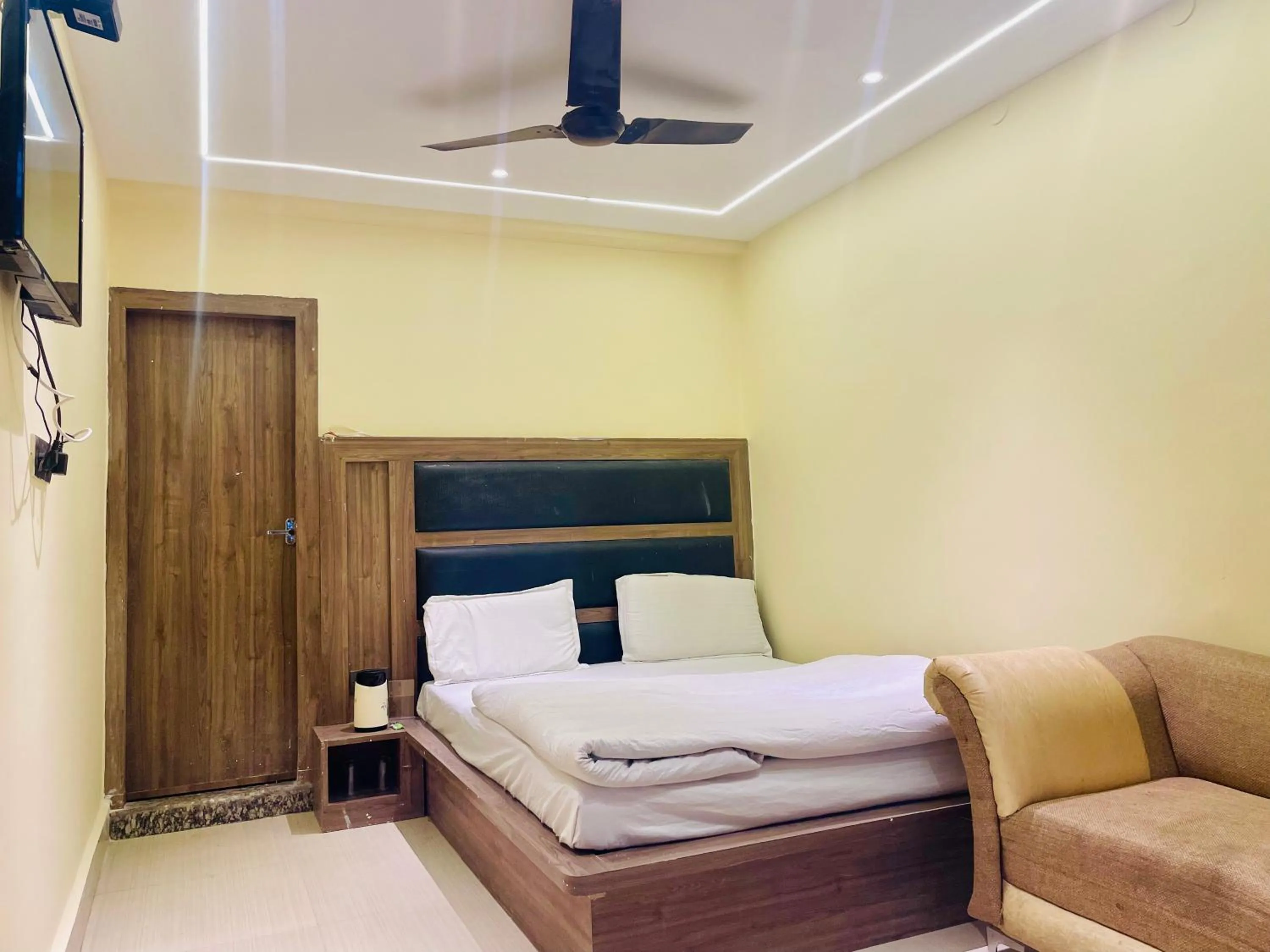 Bedroom in Hotel Himgiri