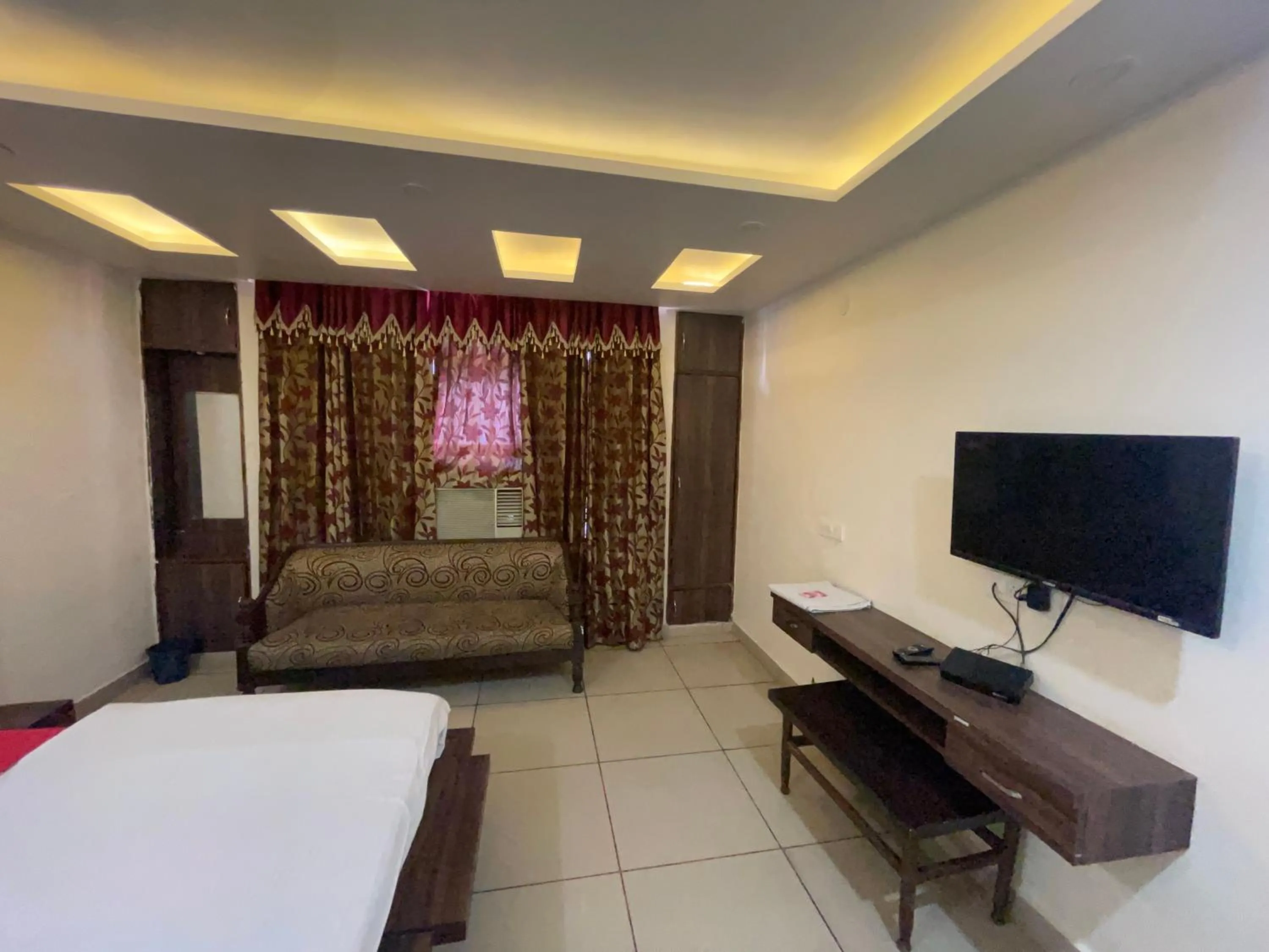 Property building, TV/Entertainment Center in Hotel Himgiri