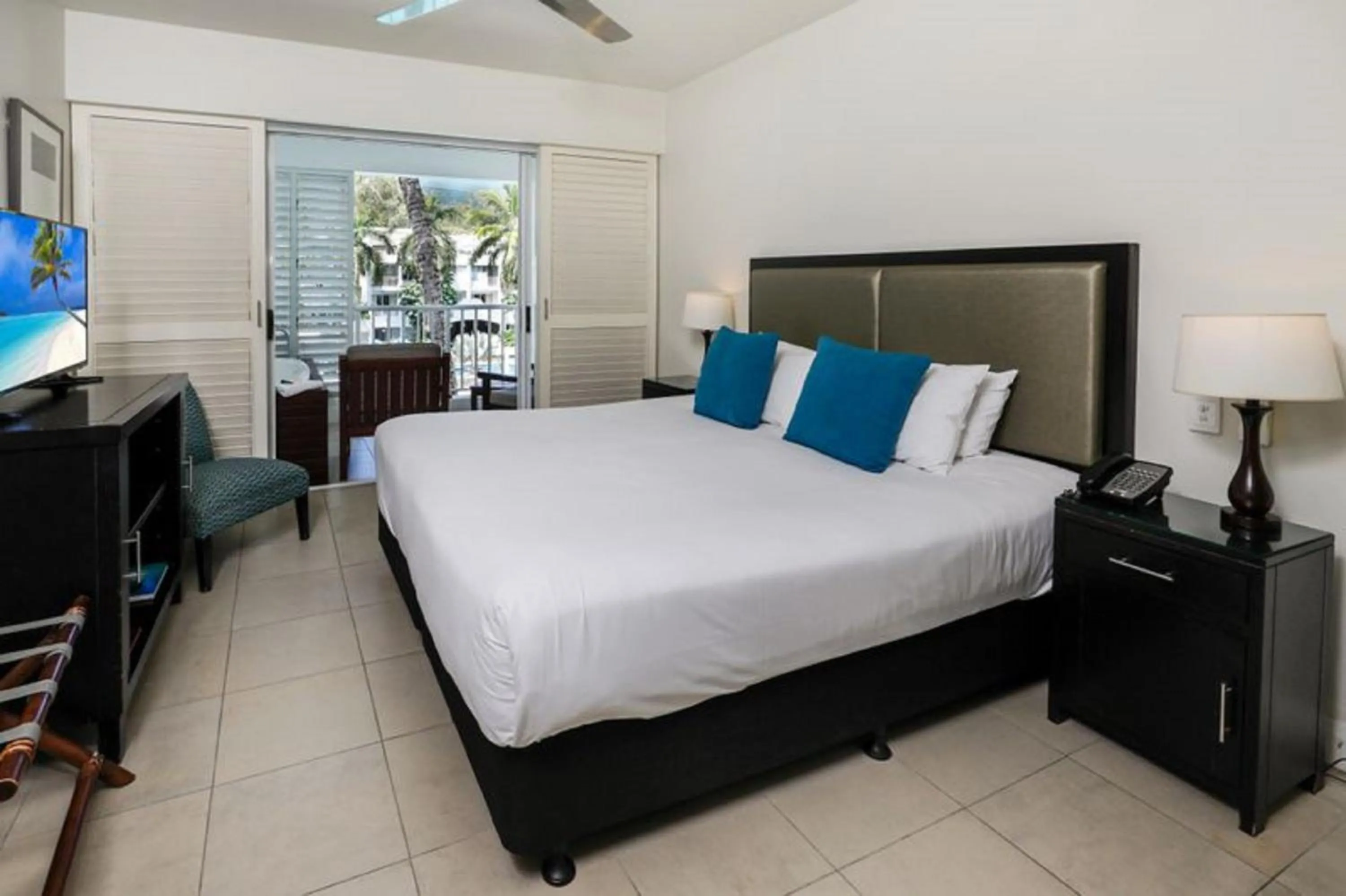 Bedroom, Bed in Beach Club Palm Cove 2 Bedroom Luxury Penthouse