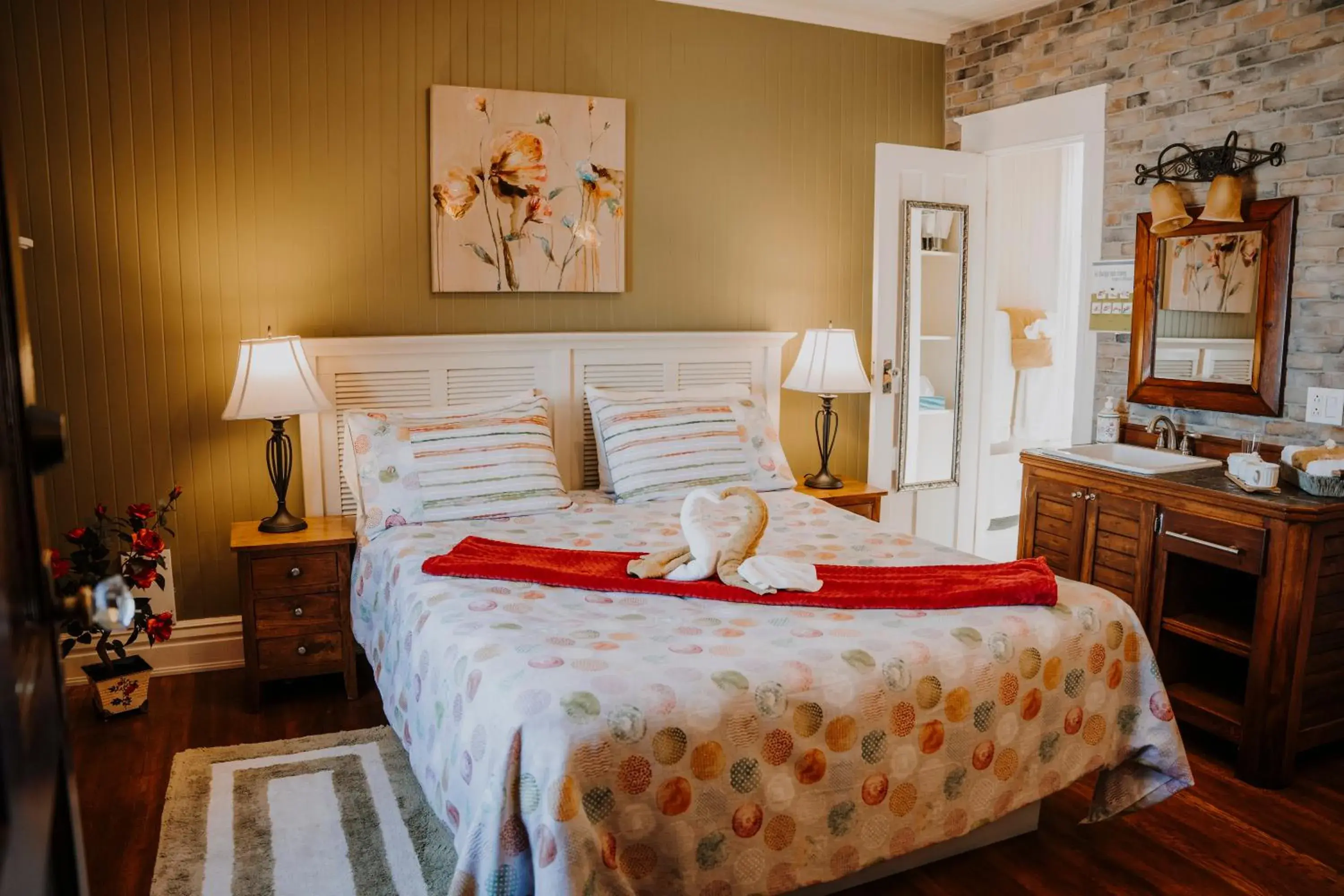Queen Room with Private Bathroom - Coquelicot in Auberge Bruine Océane Queen Room with Private Bathroom - Coquelicot in Auberge Bruine Océane