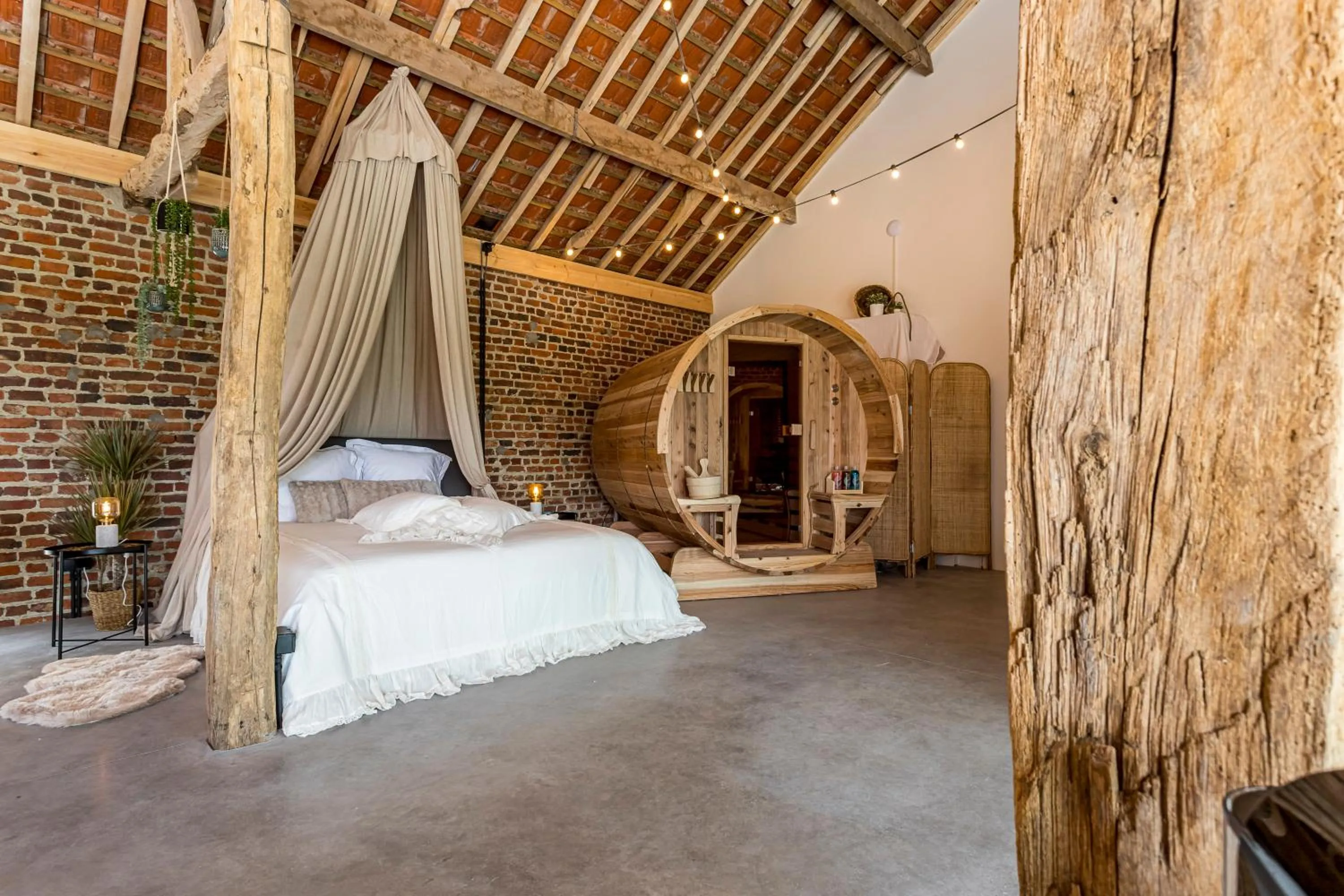 Photo of the whole room, Bed in De Hoeveschuur