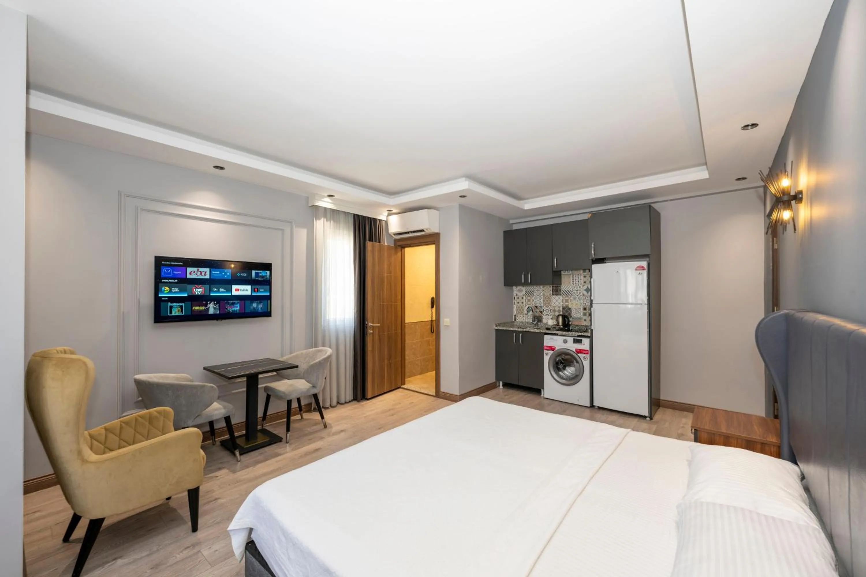 Communal lounge/ TV room, Bed in Comfort Suites Hotel