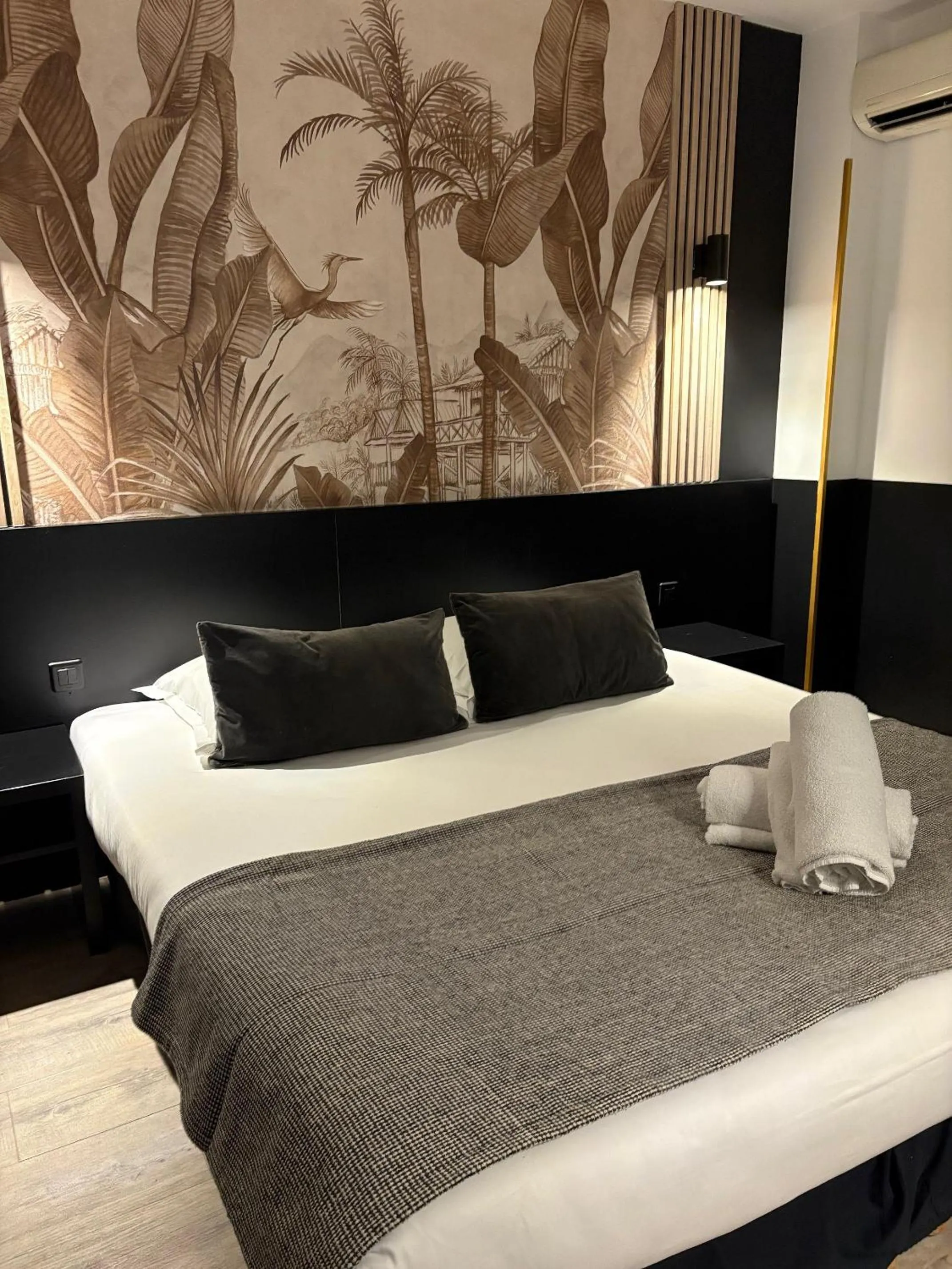 Bed in Hôtel Gallia Cannes