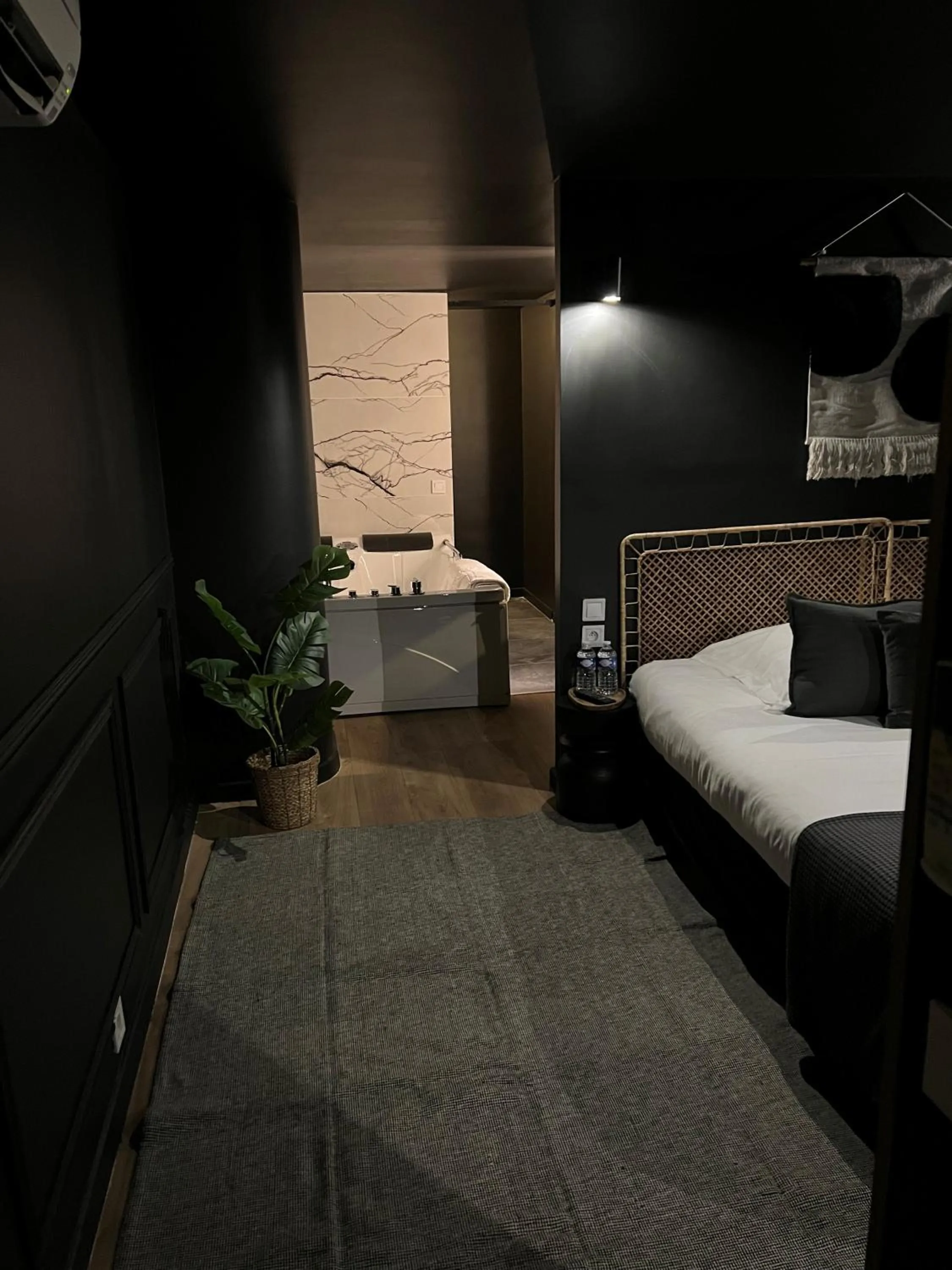 Hot Tub, Bed in Hôtel Gallia Cannes