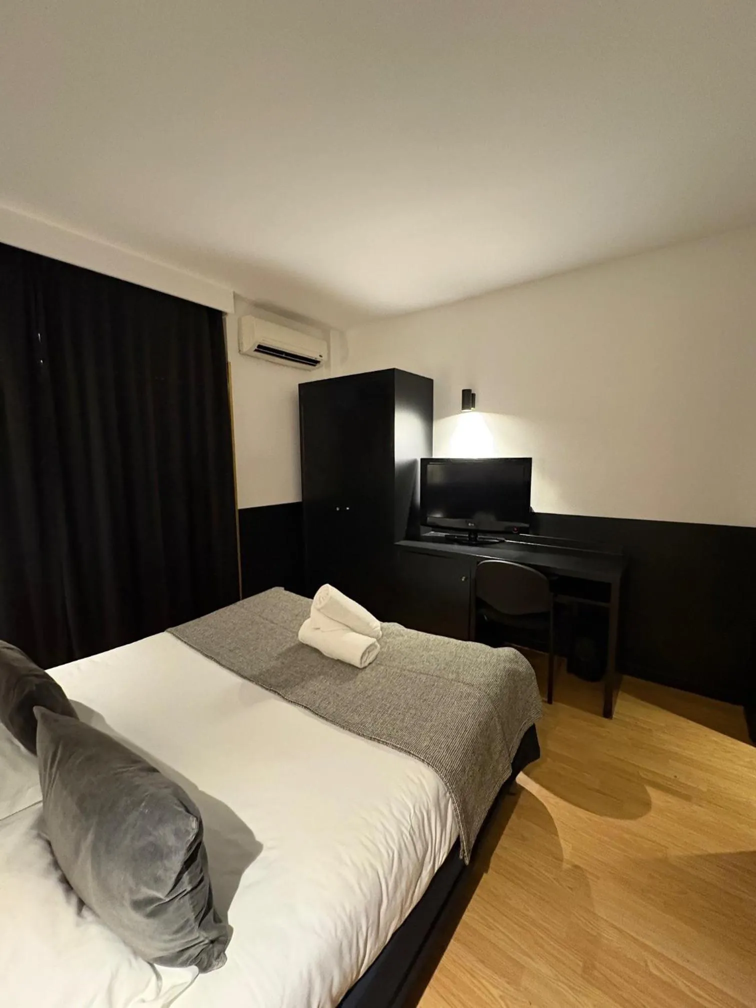 Bed in Hôtel Gallia Cannes