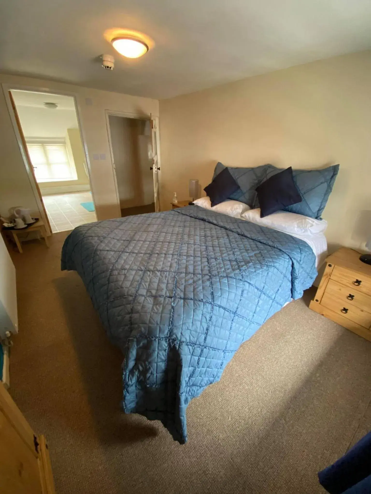Double or Twin Room with Bathroom - single occupancy in Old New Inn, Llanfyllin Double or Twin Room with Bathroom - single occupancy in Old New Inn, Llanfyllin