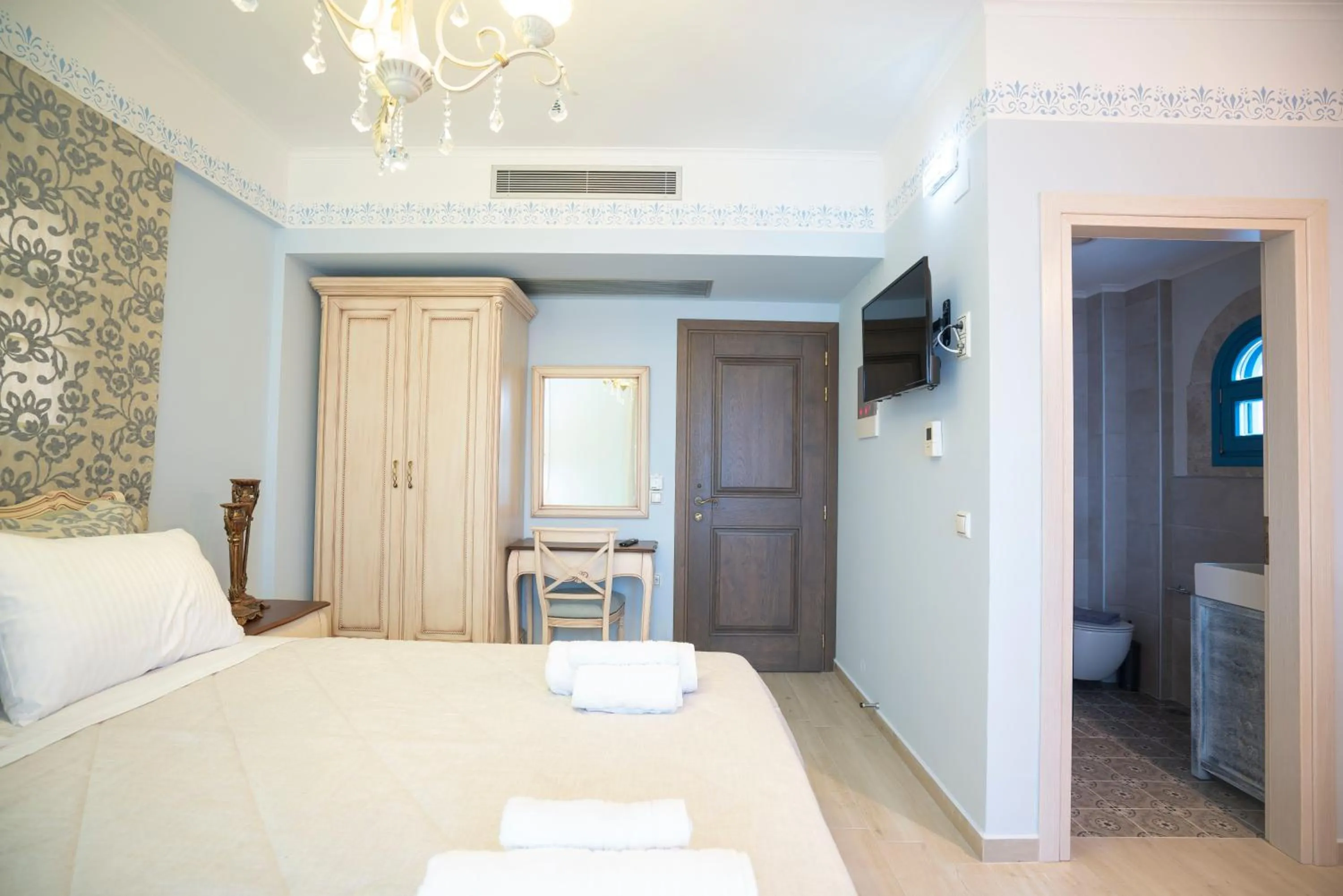 Photo of the whole room, Bed in Elysium Living Parga