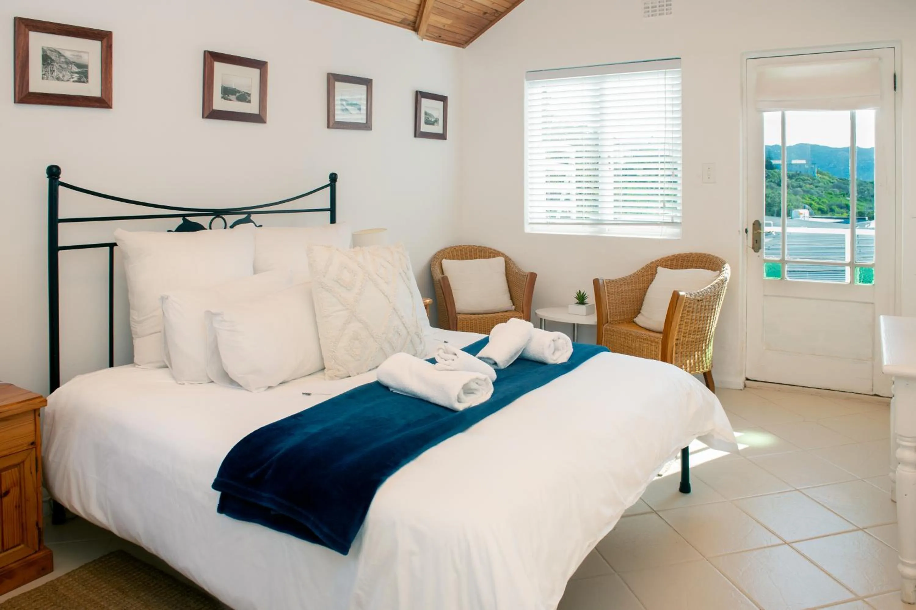 Bed in Boulders Beach Hotel, Cafe and Curio shop