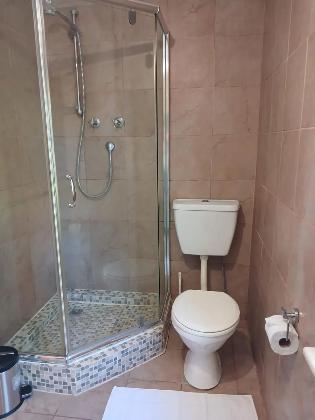 Shower in Boulders Beach Hotel, Cafe and Curio shop