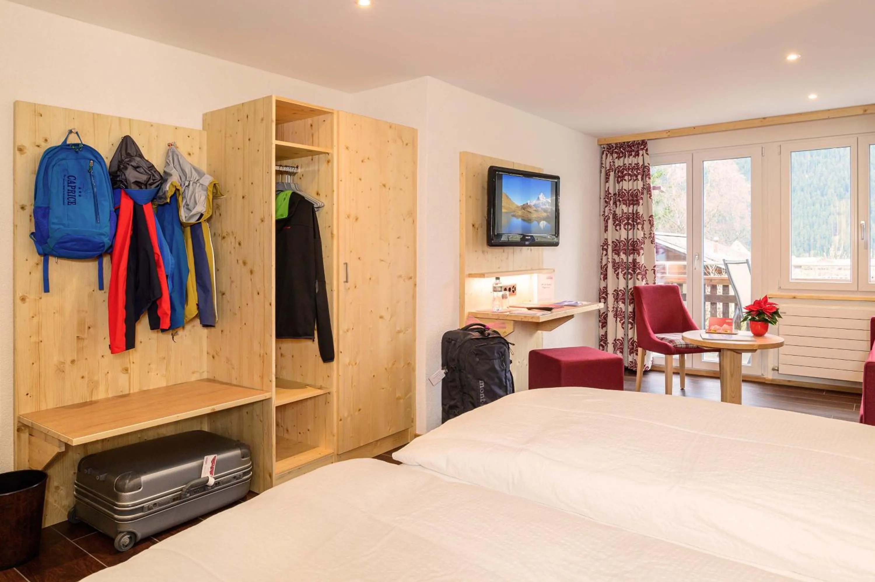 Photo of the whole room, Bed in Hotel Caprice - Grindelwald